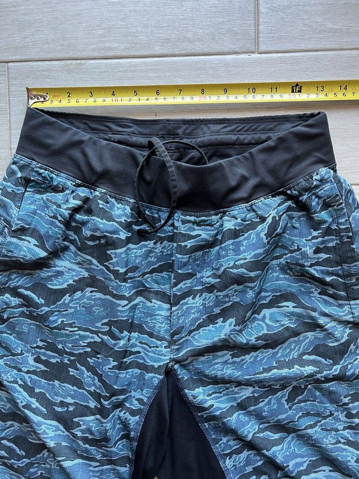 Designer Lululemon THE Short Estimated M Athletic Blue Camo Size US 32 / EU 48 - 4 Thumbnail