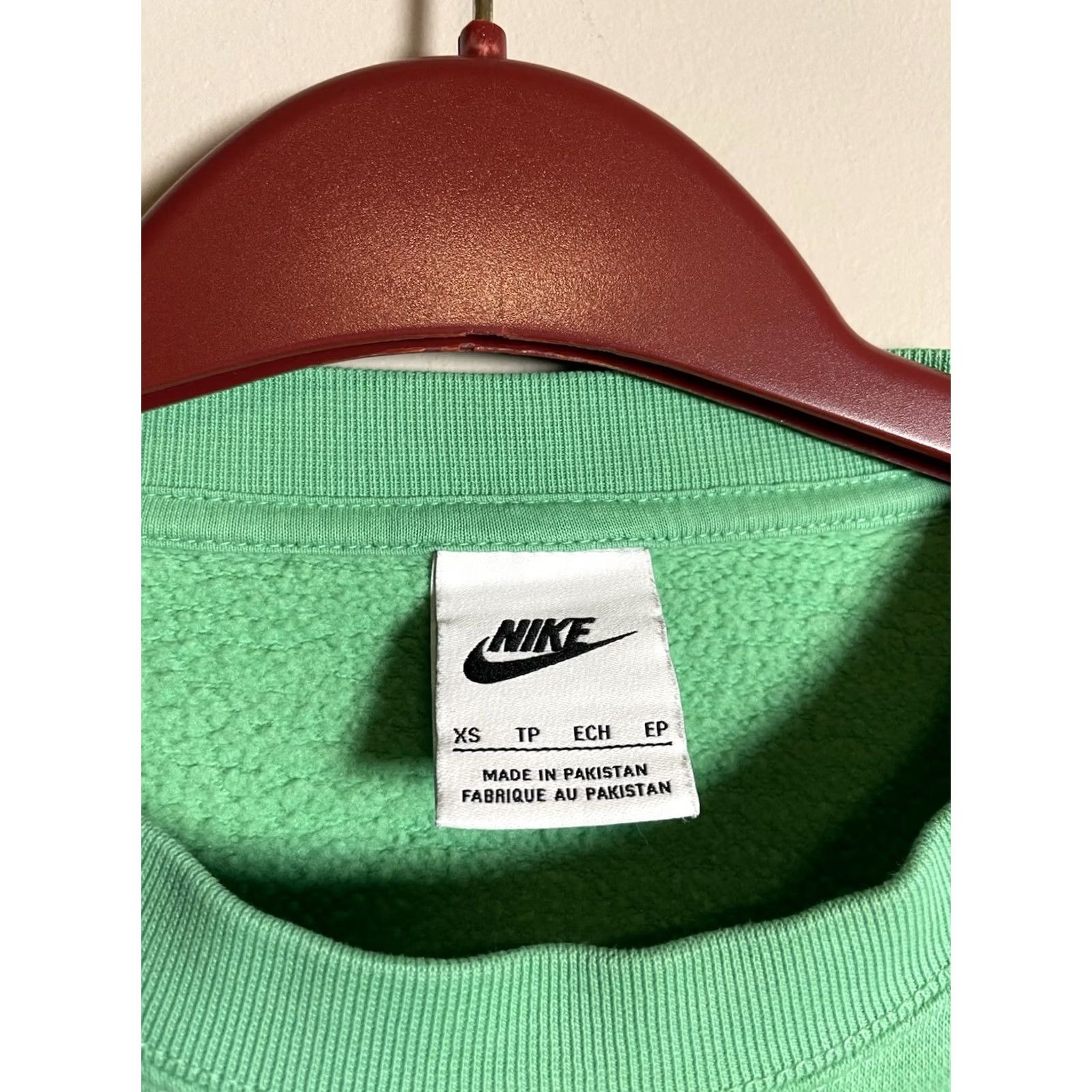 Nike Nike Shirt Womens XS Green Sweatshirt Women Pullover Lounge Wear Causal Everyday A650 Size XS / US 0-2 / IT 36-38 - 4 Thumbnail