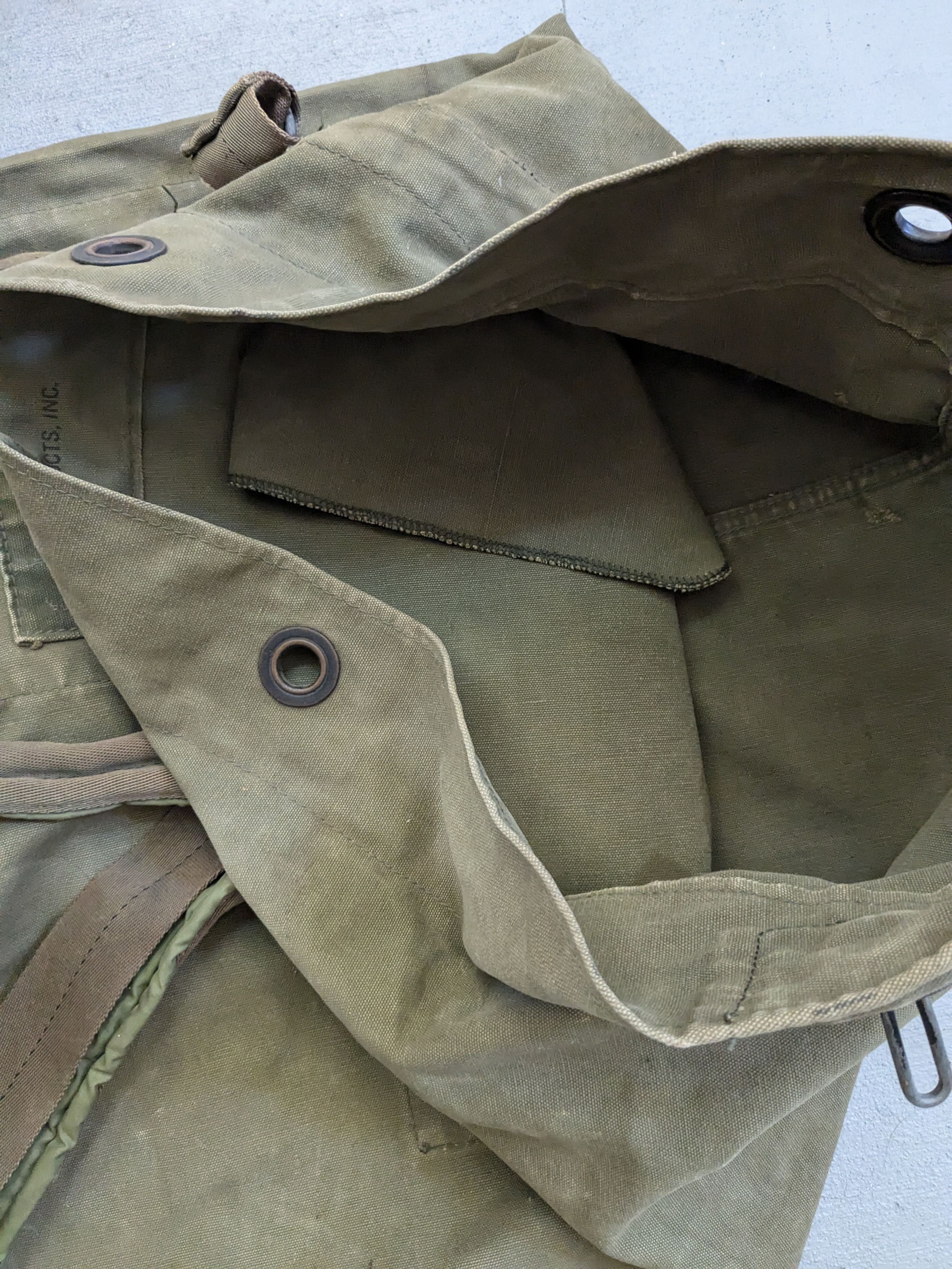 Vintage Vintage Military Duffle Bag Backpack Olive Green Canvas Size ONE SIZE - 8 Thumbnail