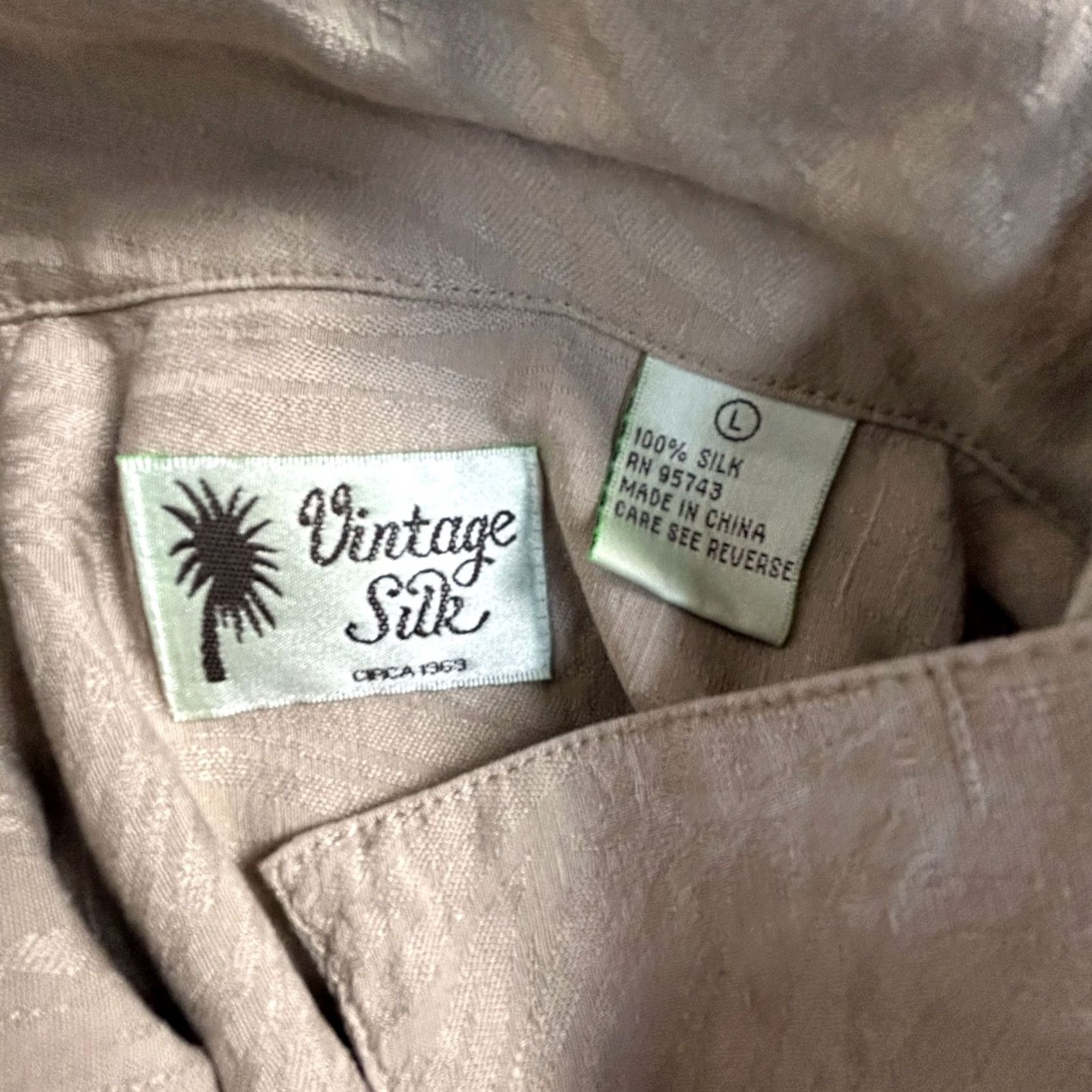 Vintage VINTAGE Silk Mens Large Short-Sleeve Button-Up Shirt Leaf Pattern Beige/Blue 90s Hawaiian Retro Size US L / EU 52-54 / 3 - 3 Thumbnail
