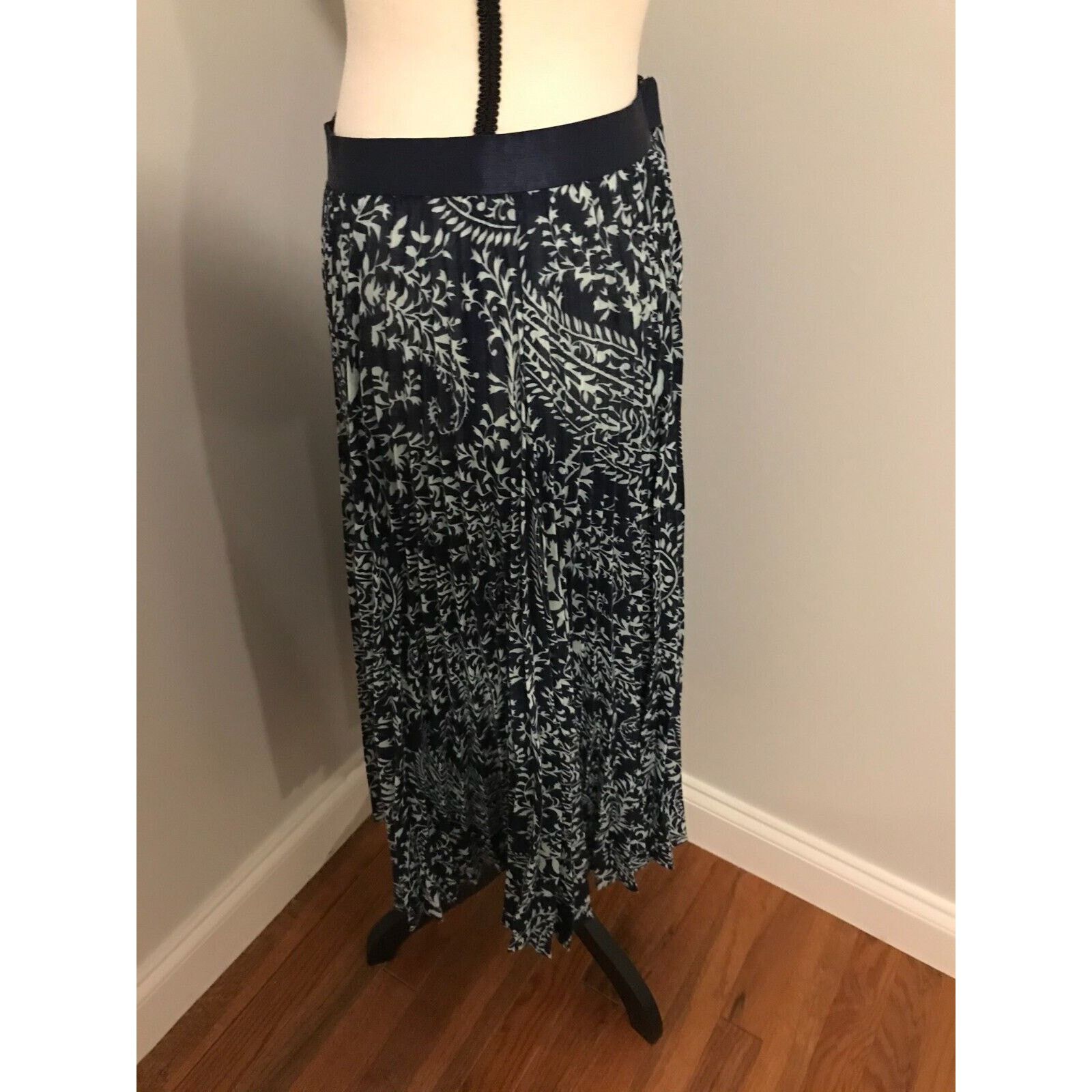 Anthropologie Anthropologie Girls From Savoy Blue Pleated Floral Midi Size 28" / US 6 / IT 42 - 2 Thumbnail