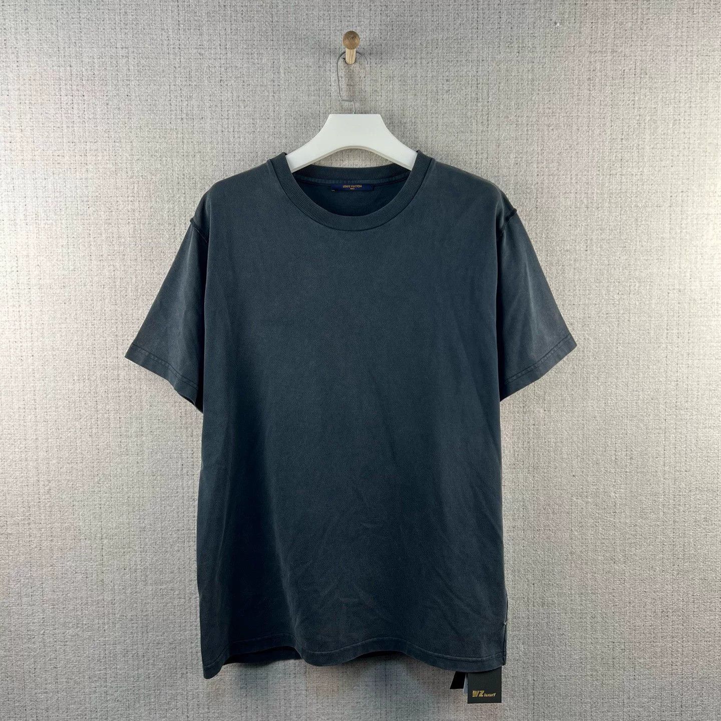 Louis Vuitton LOUIS VUITTON FW21 Solid Back Logo Tee Size US XL / EU 56 / 4 - 1 Thumbnail