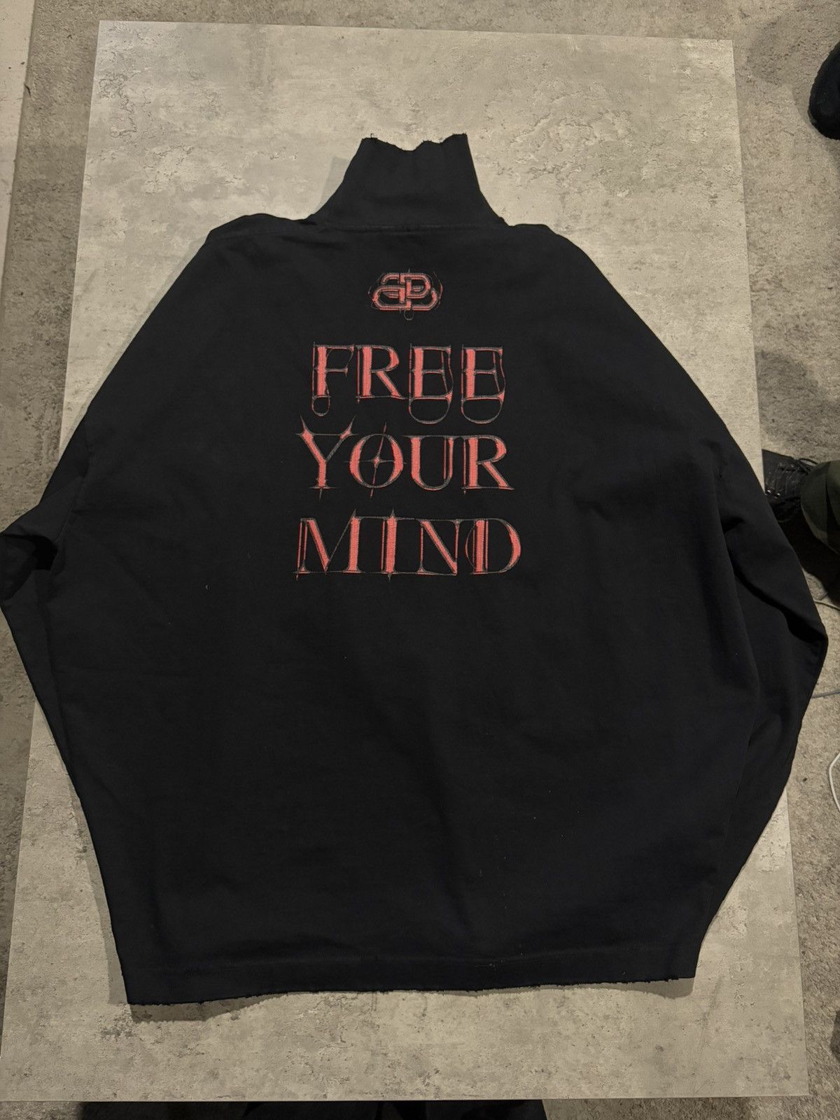Balenciaga balenciaga free your mind sweater long sleeve Size US XL / EU 56 / 4 - 4 Thumbnail