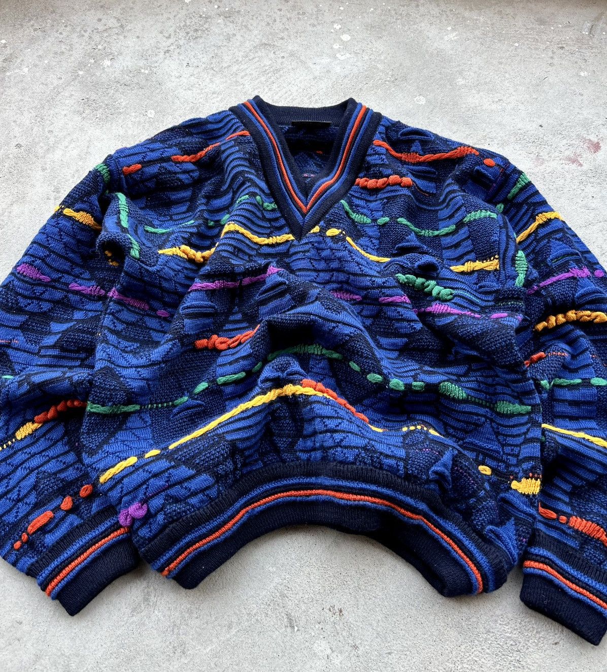 Coogi RAREST COOGI DISTRESSED V NECK CABLE KNIT Size US M / EU 48-50 / 2 - 3 Thumbnail