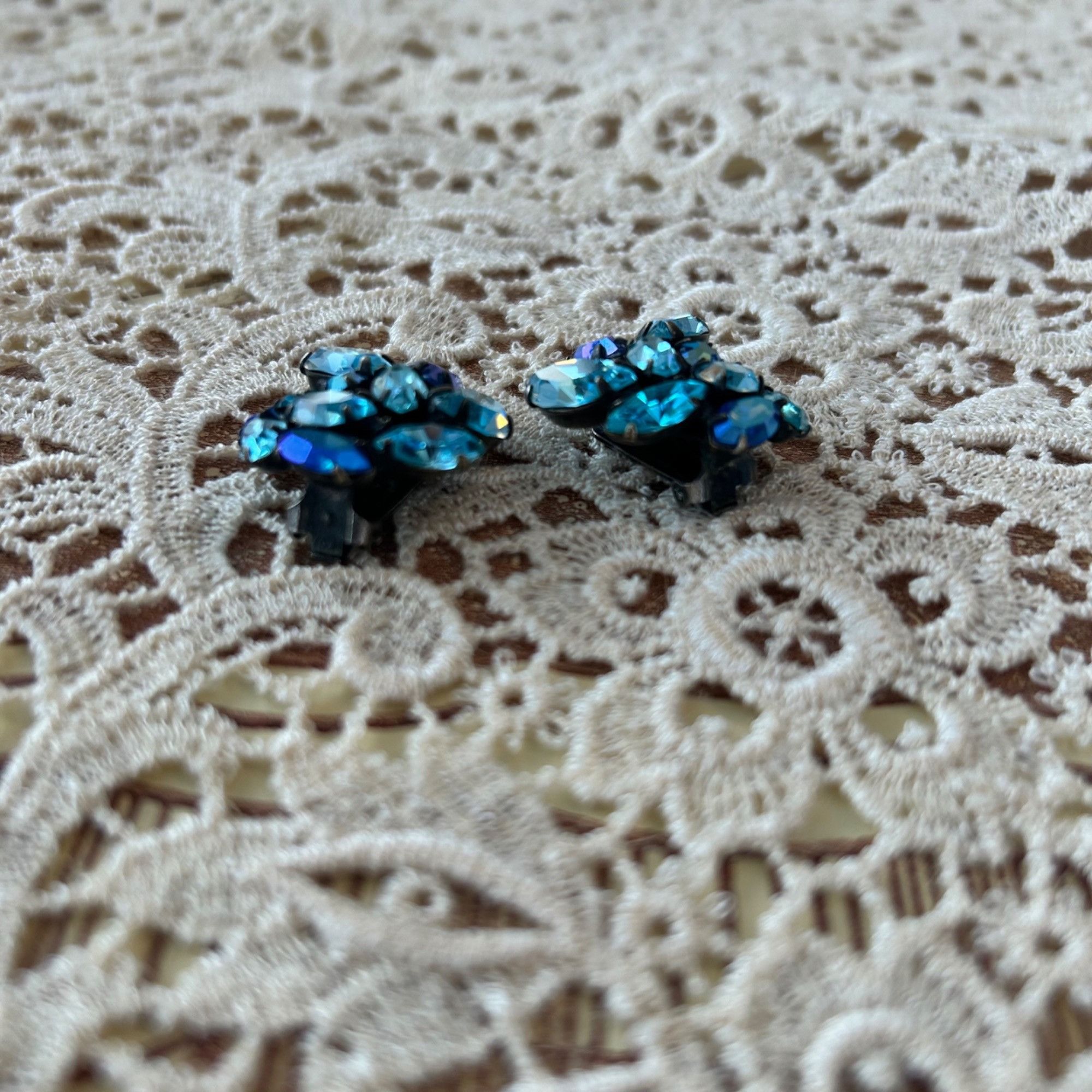 Vintage Vintage Blue Glass Rhinestone Aurora Borealis Clip Earrings Size ONE SIZE - 3 Thumbnail