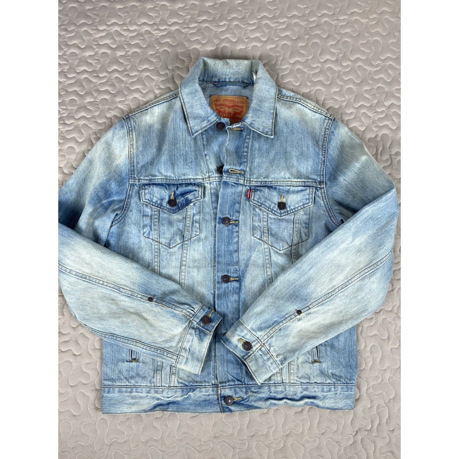 Denime VINTAGE Levis Trucker Jean Jacket Mens M Light Wash Distressed EUC Denim Jacket Blue 26in Shoulder 21in Pit to Pit Mens Size US 31 - 2 Thumbnail