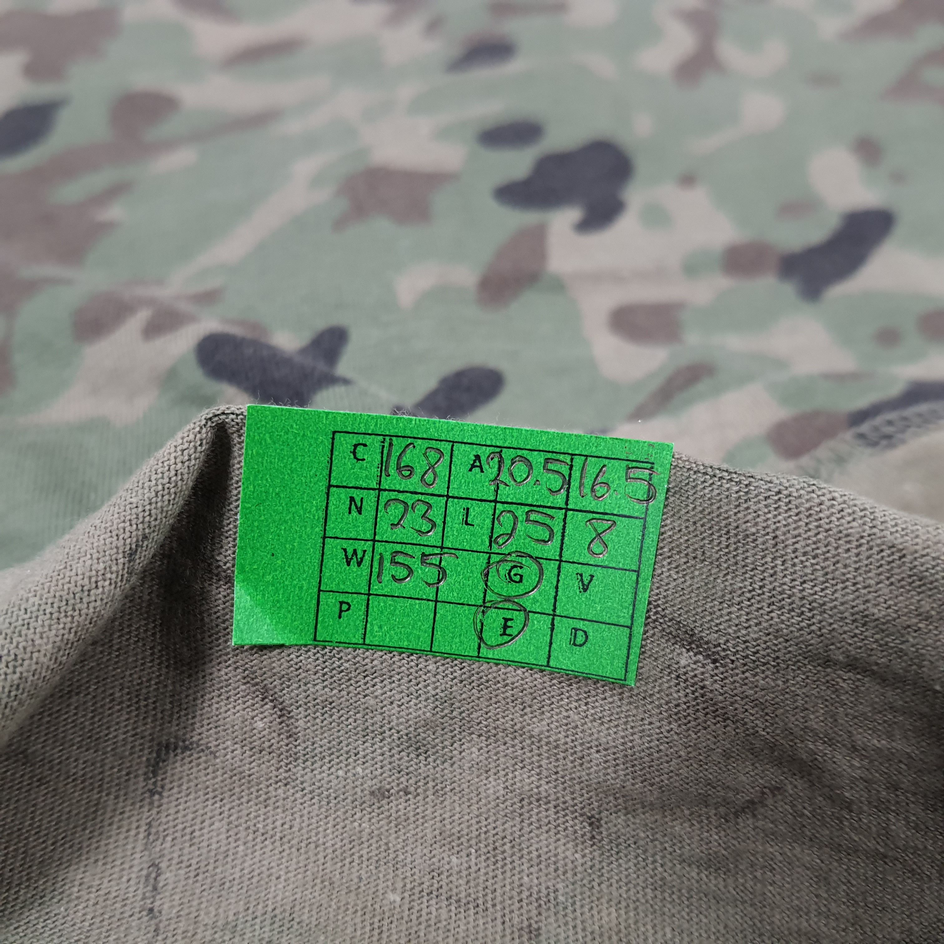Vintage Vintage Military Camo Army Style T-shirt Size US M / EU 48-50 / 2 - 8 Thumbnail