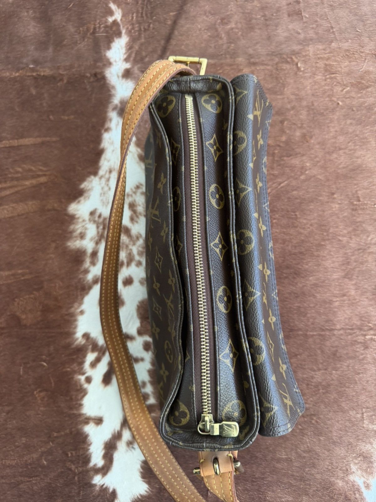 Louis Vuitton Louis Vuitton Monogram Cité Handbag MM Size ONE SIZE - 7 Thumbnail