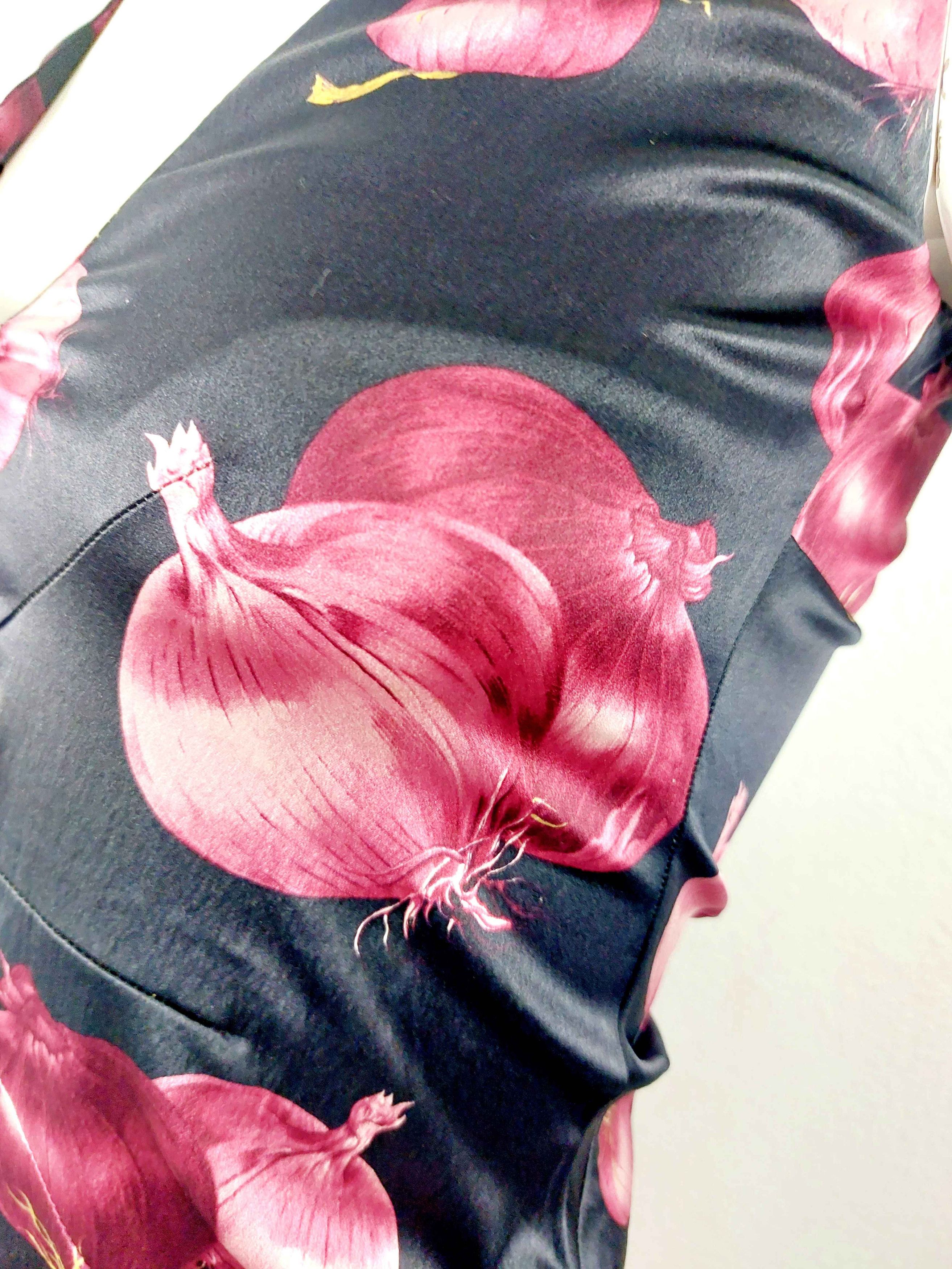 Dolce & Gabbana Runway Dolce & Gabbana Red Onions 1999 Kendall Jenner Dress Size XS / US 0-2 / IT 36-38 - 9 Thumbnail