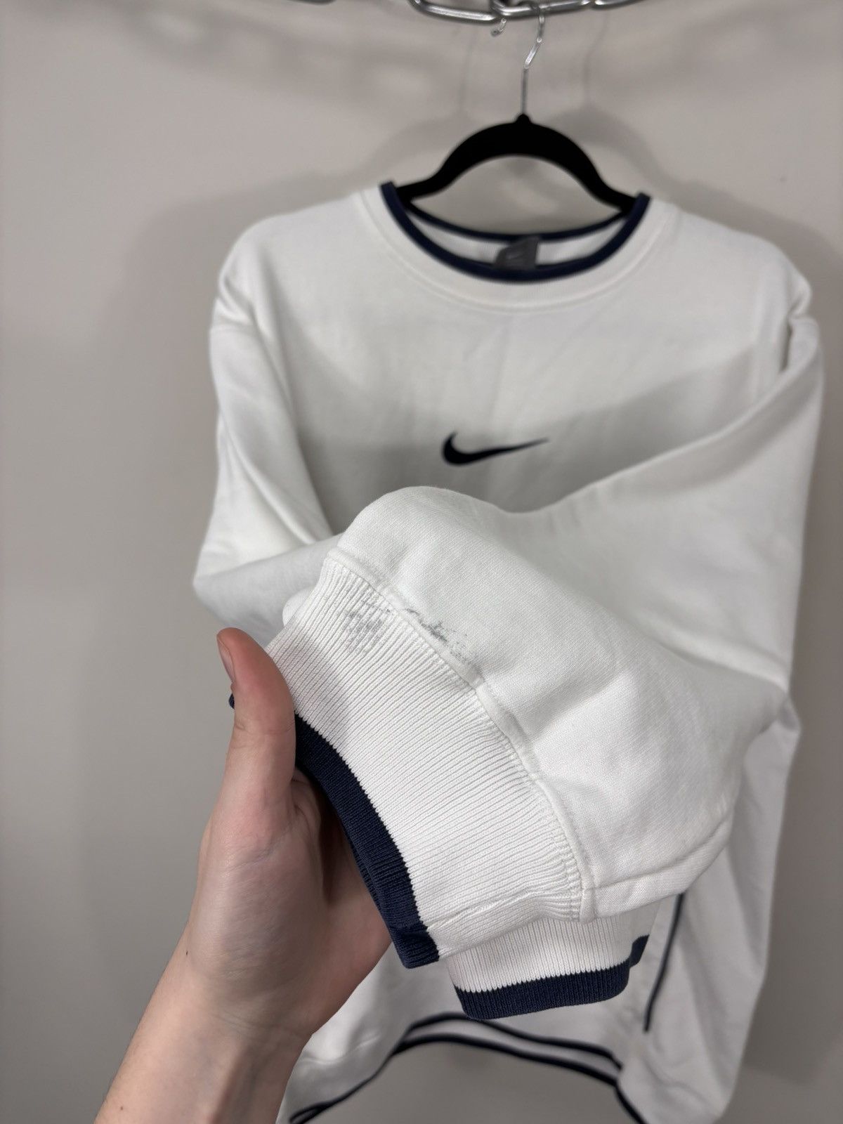 Nike Vintage Nike Big Center Embroidered Swoosh White Sweatshirt Size US XL / EU 56 / 4 - 10 Thumbnail