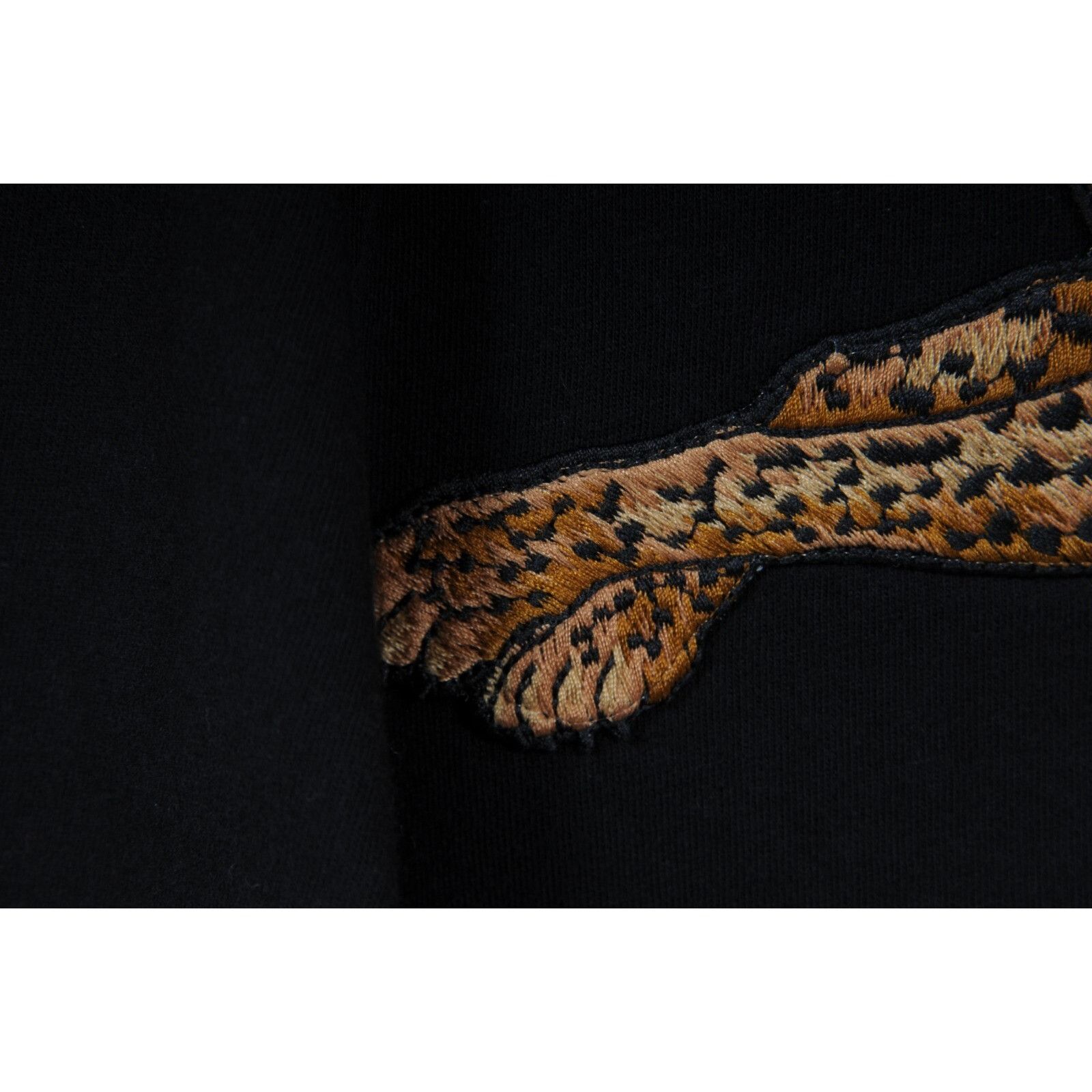 Gucci Embroidered Leopard Logo T Shirt Black Size US M / EU 48-50 / 2 - 7 Thumbnail