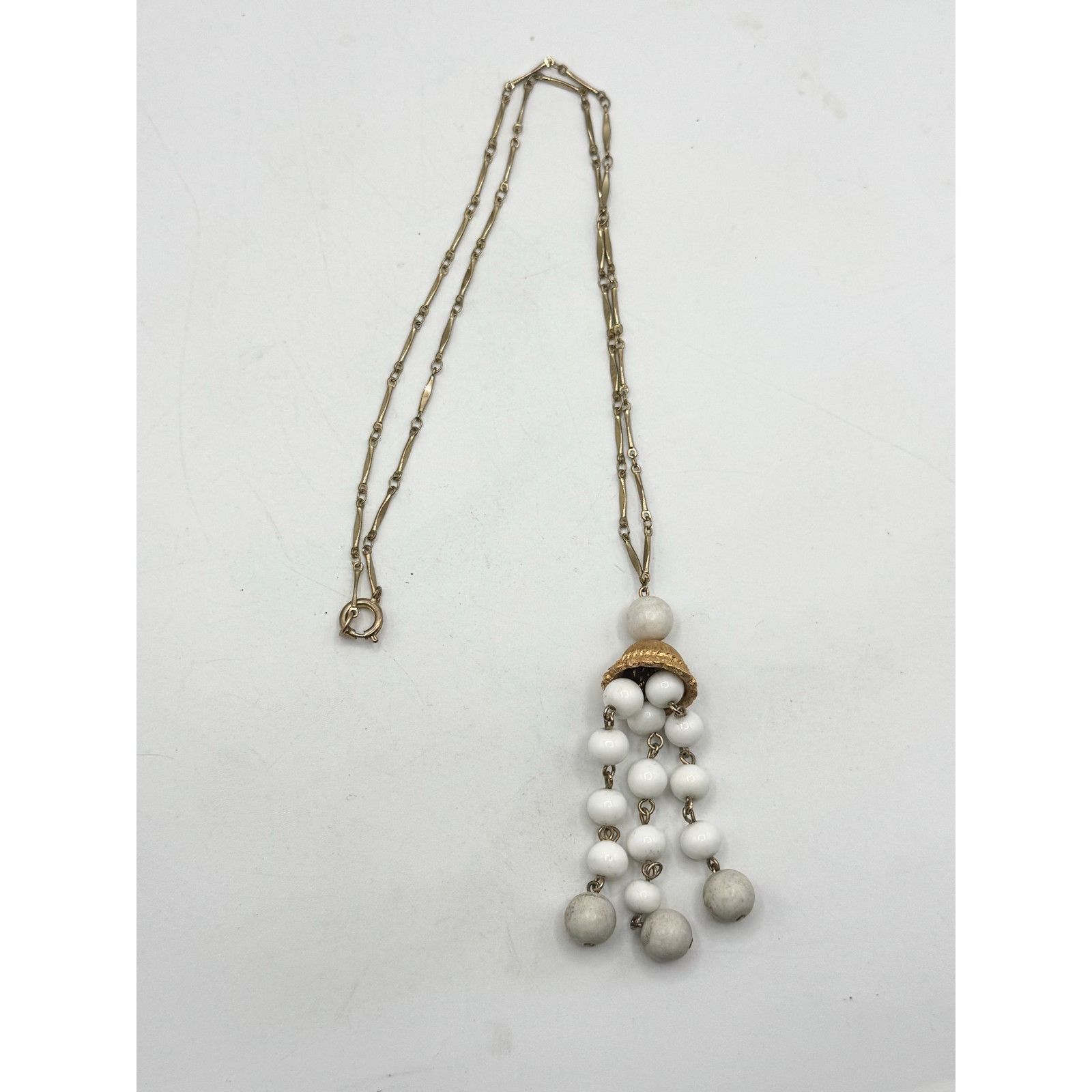 Vintage Vintage milk glass tassel pendant necklace Size ONE SIZE - 3 Thumbnail