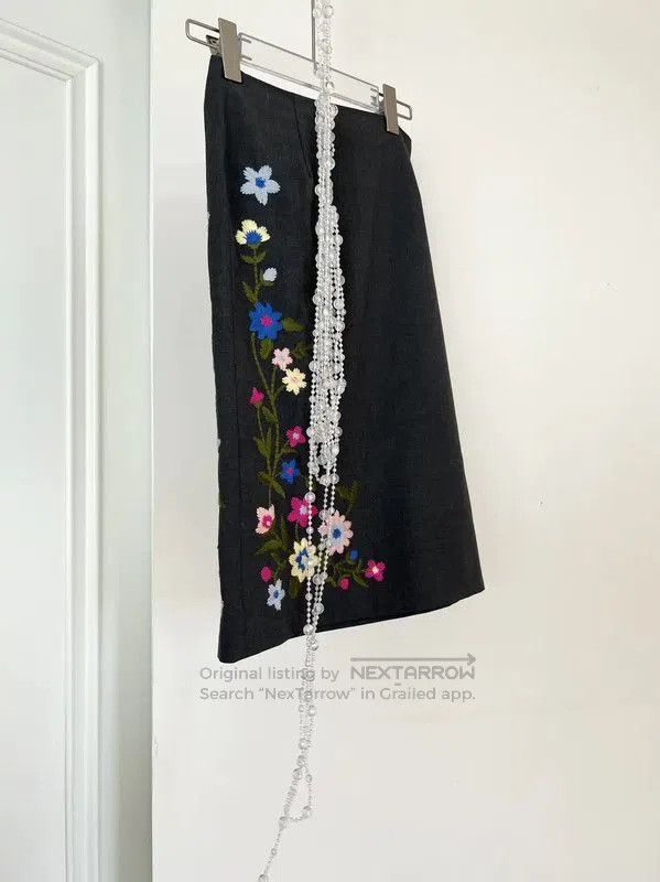 Moschino Moschino Gray Floral Embroidered Skirt . Size 28" / US 6 / IT 42 - 1 Thumbnail