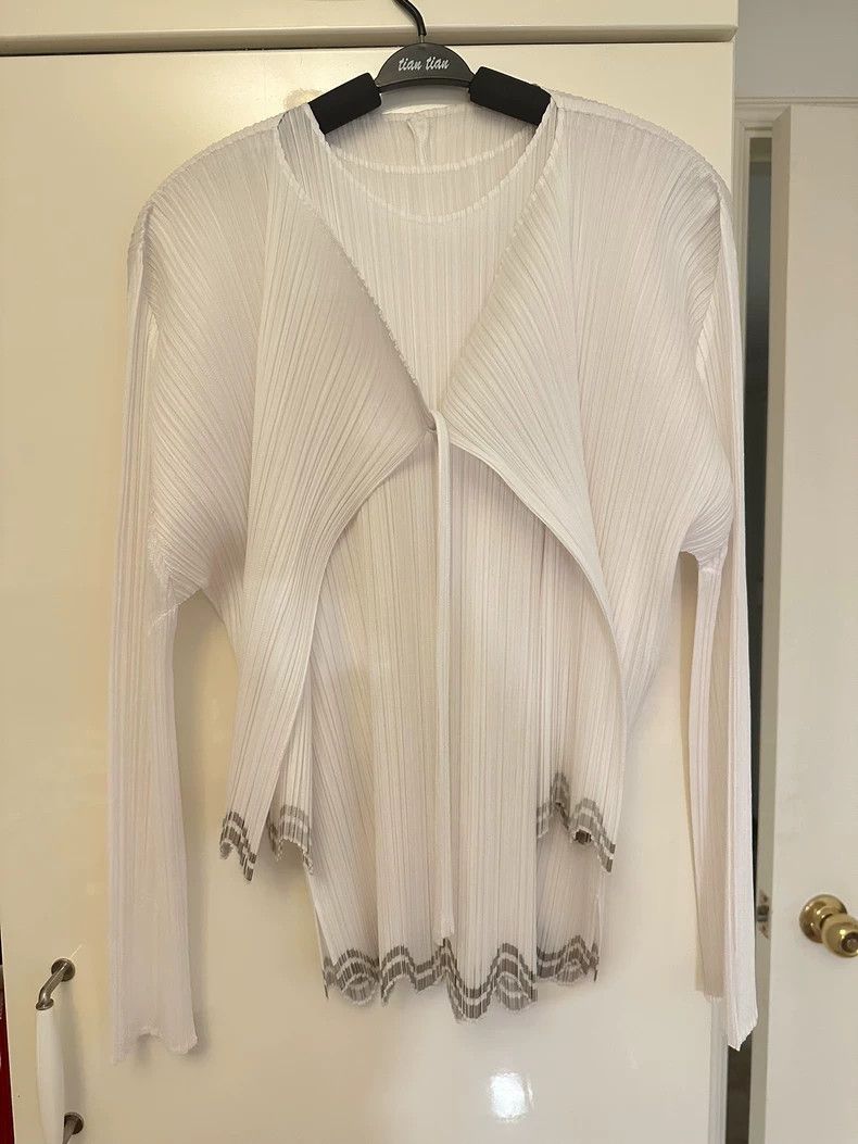 Issey Miyake A white pleated cardigan