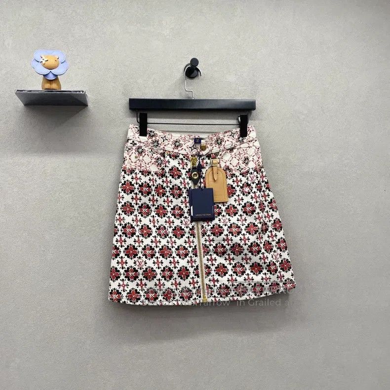 Louis Vuitton Louis Vuitton Floral denim skirt Size 35" - 3 Thumbnail