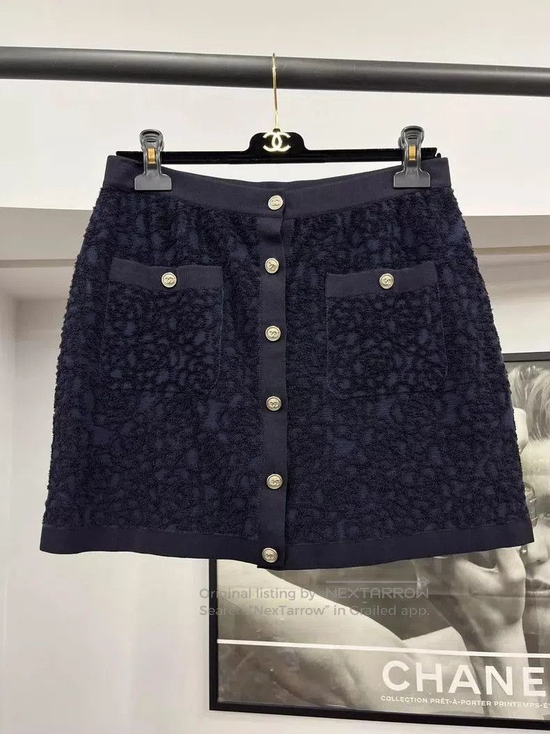Chanel Chanel Blue Camellia Embossed Skirt. Size US 38 / EU 54 - 1 Thumbnail