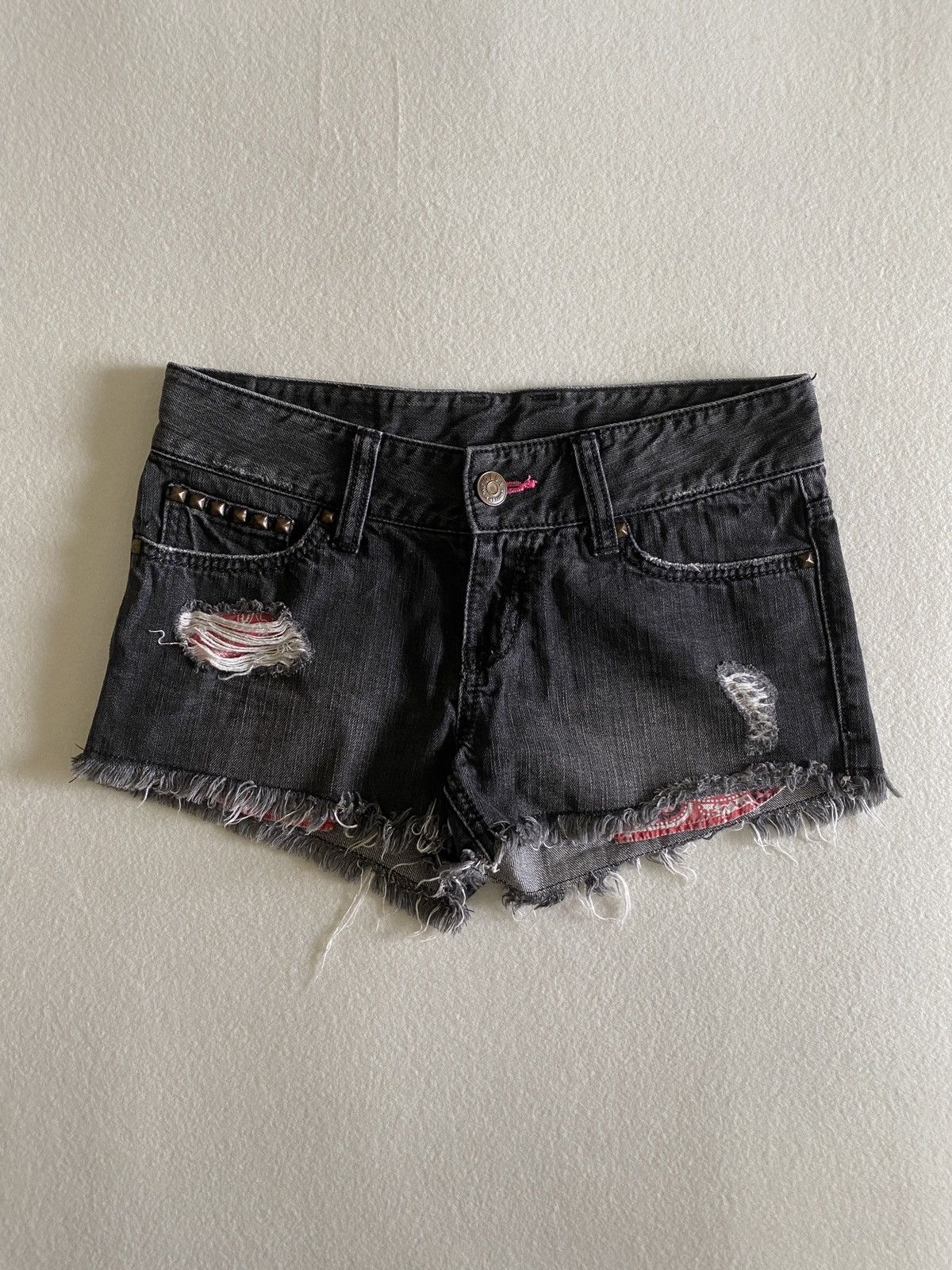 y2k gyaru gothic gyda studded mini shorts