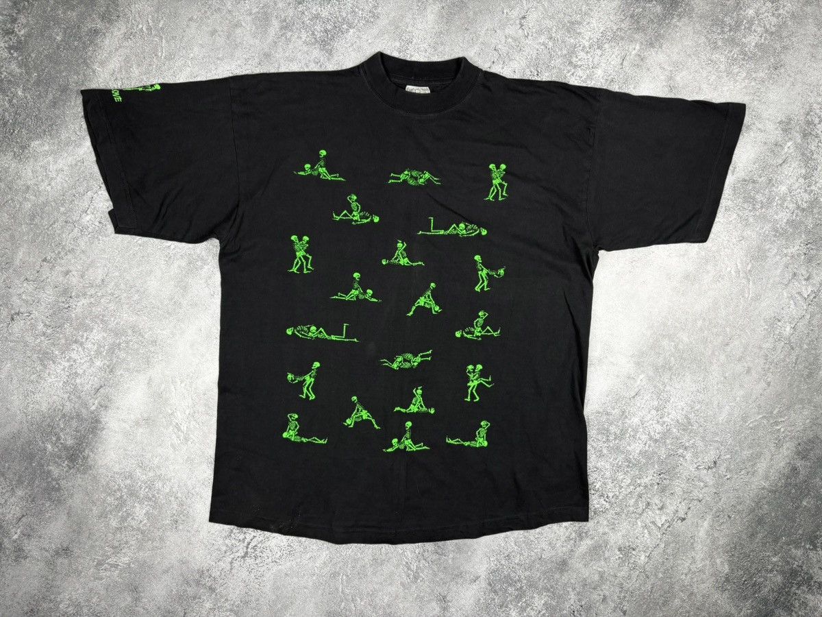 Other Vintage T shirt Bone in love Skeleton Position Kama Sutra Size US L / EU 52-54 / 3 - 4 Thumbnail