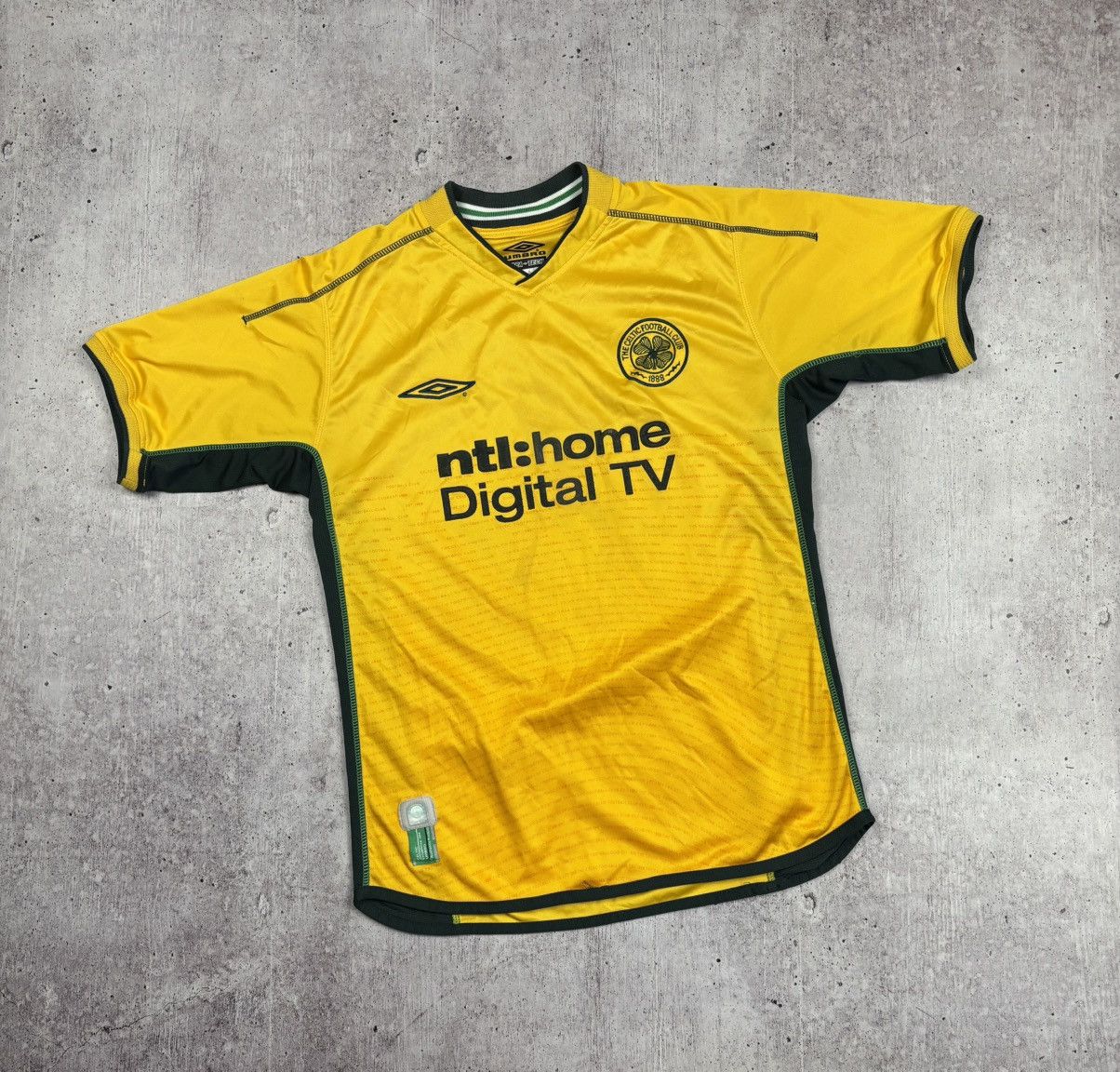 Umbro Umbro Celtic 2002-2003 soccer jersey size S Size US S / EU 44-46 / 1 - 1 Thumbnail