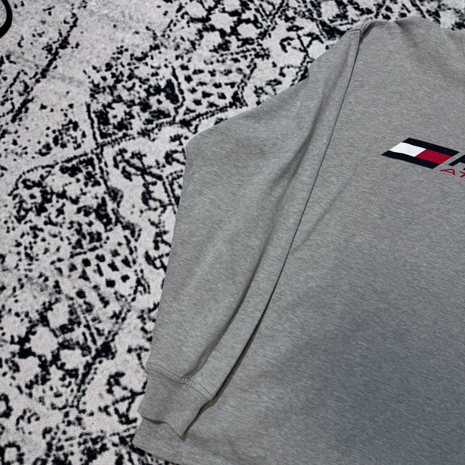 Tommy Hilfiger × Vintage Vintage Tommy Hilfiger Gray Cotton Crewneck Size S Logo Y2K Size US S / EU 44-46 / 1 - 5 Thumbnail