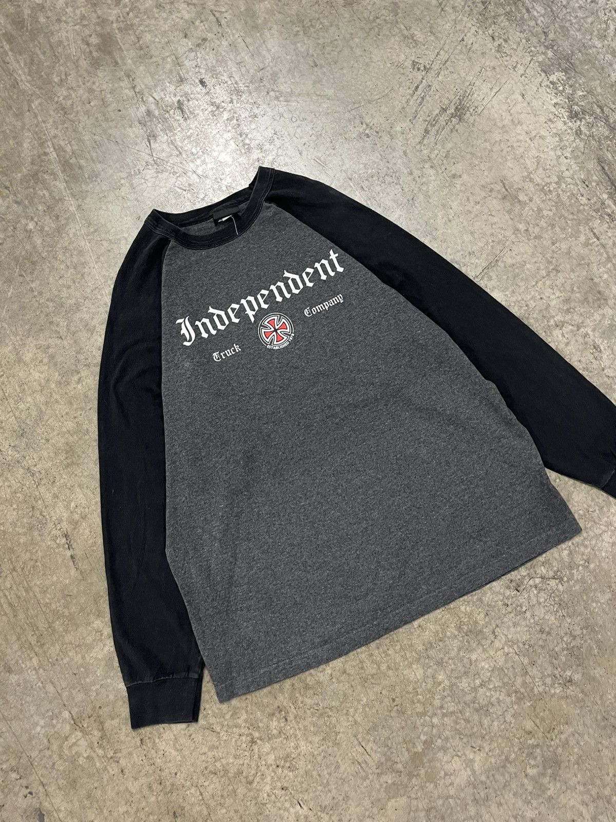 Independent Truck Co. × Vintage Independent truck co vintage longsleeve two tone tee rare Size US L / EU 52-54 / 3 - 4 Thumbnail