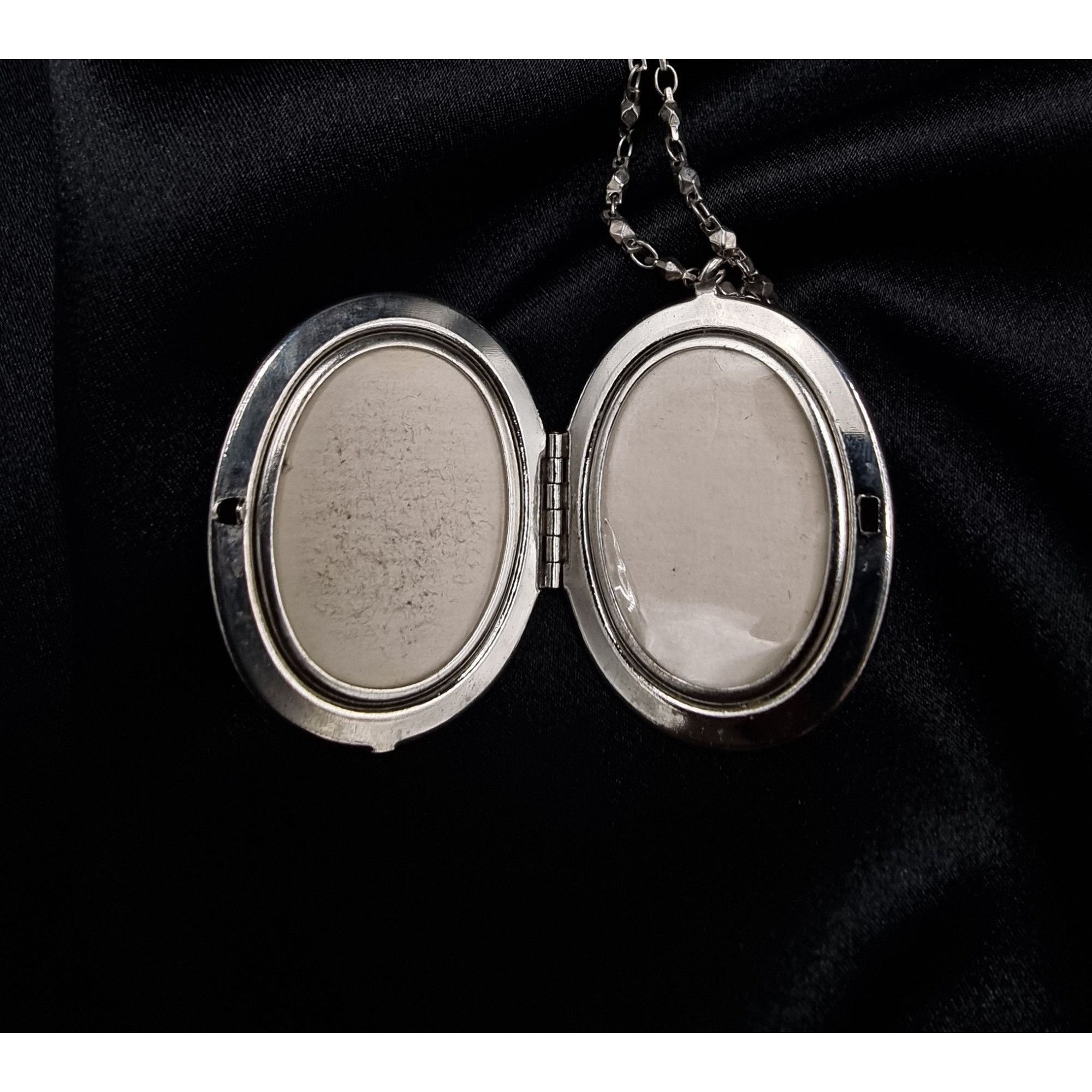Vintage Vintage 1980's-1990's Silver Oval Locket Necklace With Blue Size ONE SIZE - 5 Thumbnail