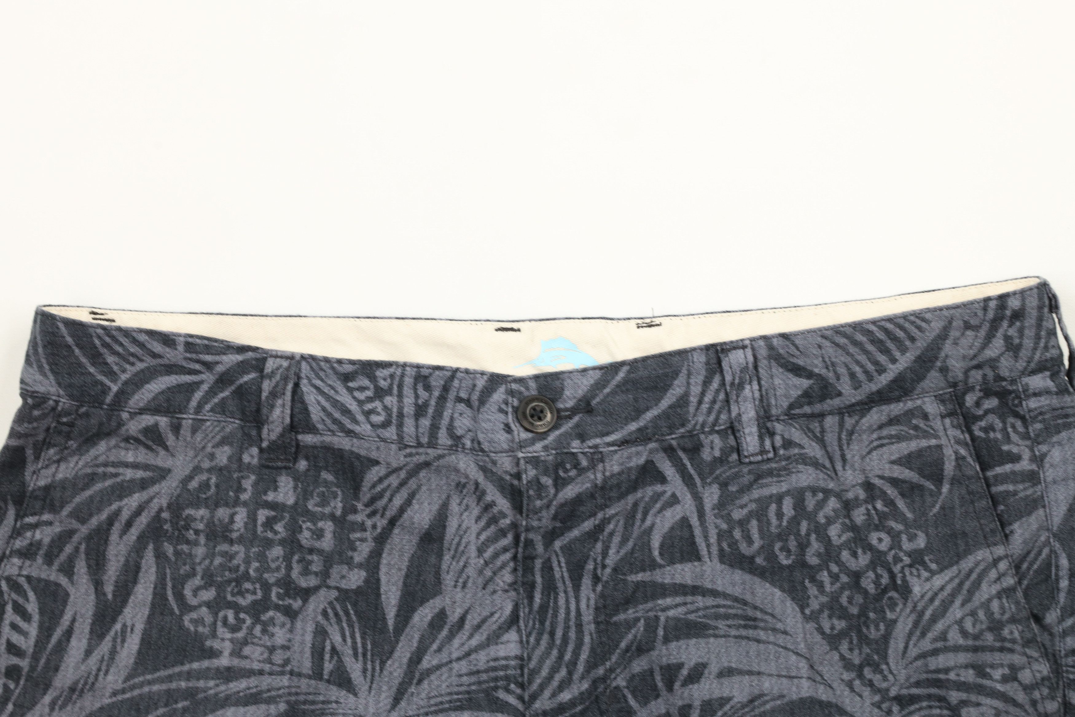 Tommy Bahama × Vintage Vintage Tommy Bahama Blend Pineapple Above Knee Shorts Gray Size US 35 - 2 Thumbnail