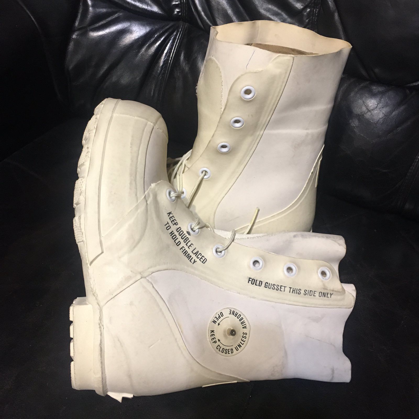 Bata Vintage 80s Mickey Mouse Boots, 7R Size US 7 / EU 40 - 6 Thumbnail