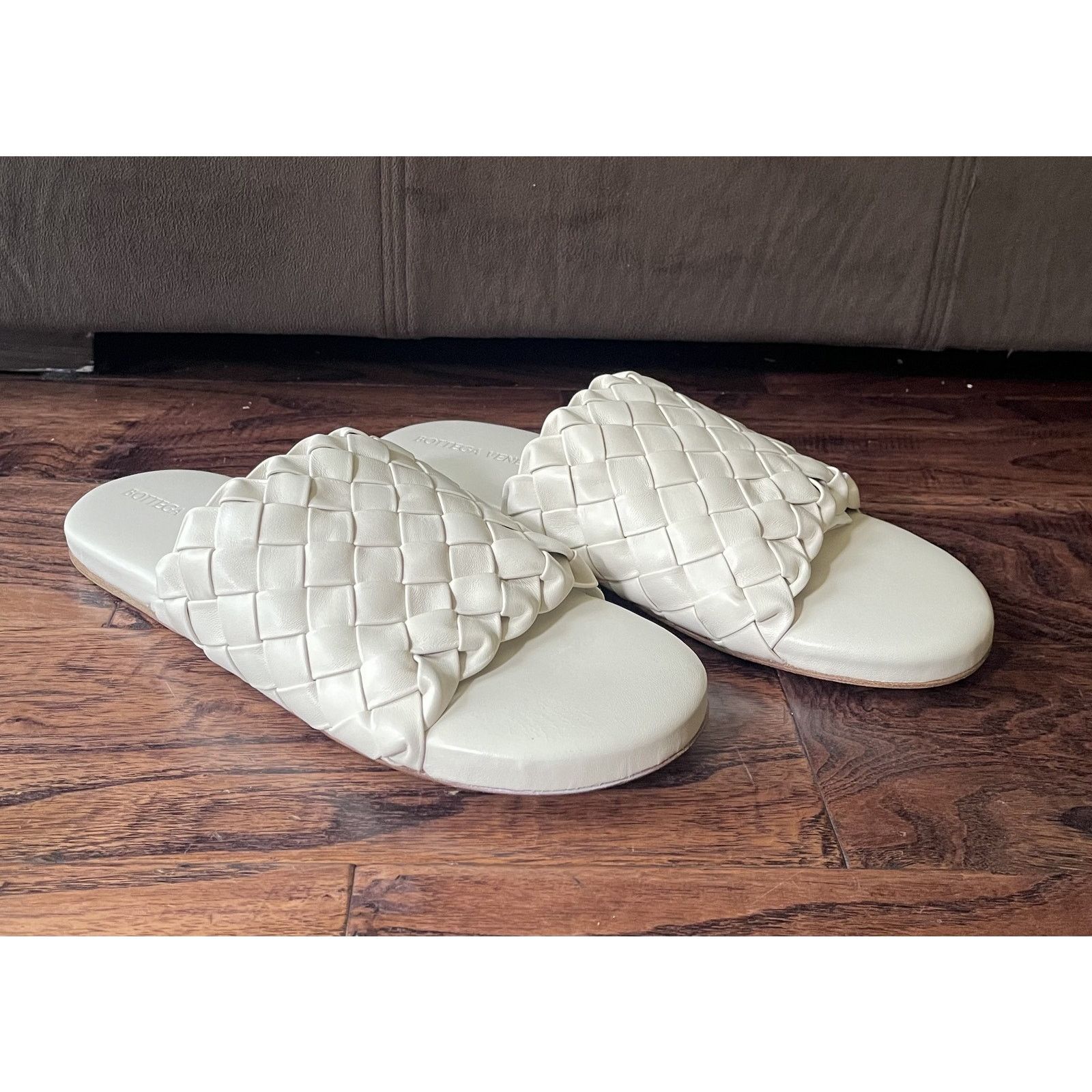 Bottega Veneta $1195 NIB Bottega Cream Veneta Weave Cassette  display picture 1