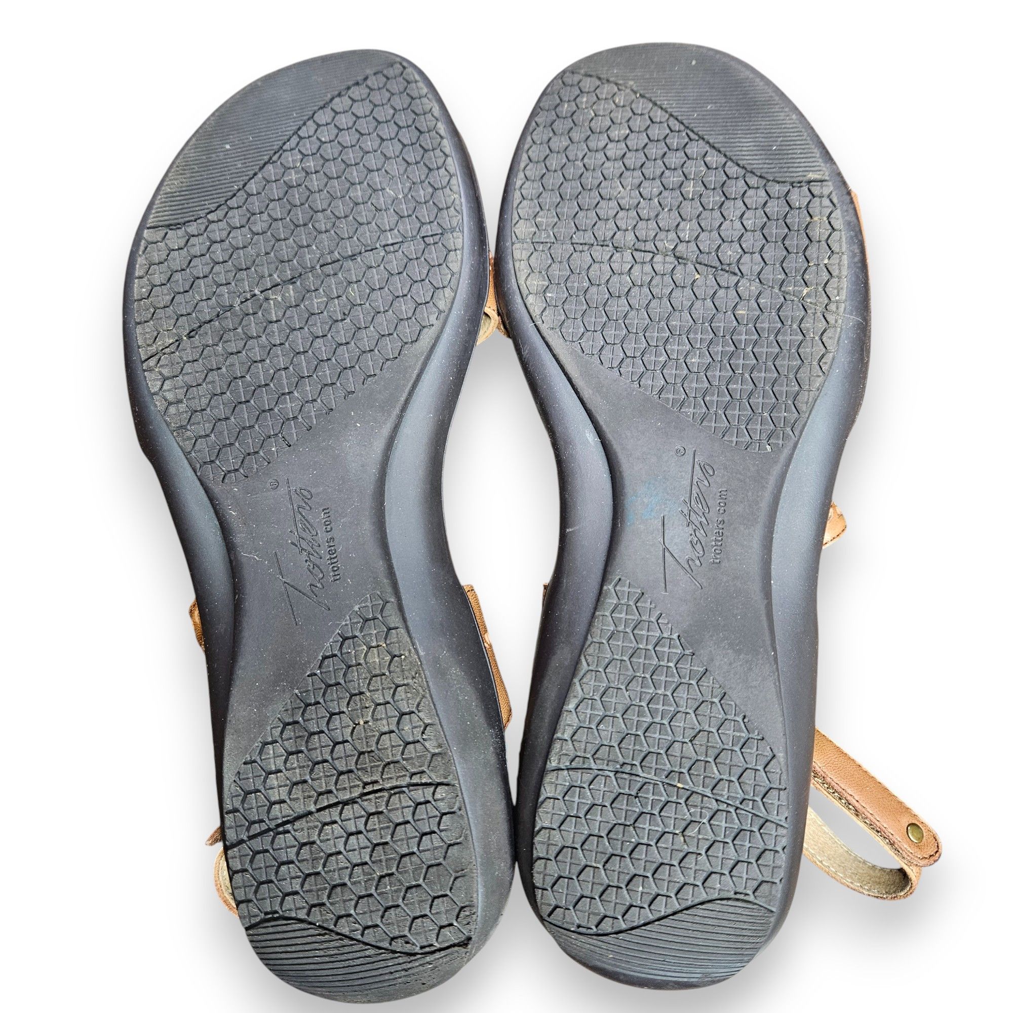 Trotters 11W Sandals Razzi Tan Laser-Cut Leather Cushion
