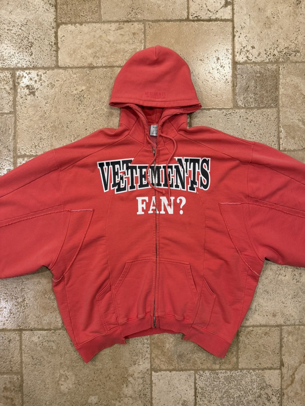 Vetements Vetements Reconstructed Fan Yes I Am Print Red Zip Up Hoodie Size US S / EU 44-46 / 1 - 5 Thumbnail