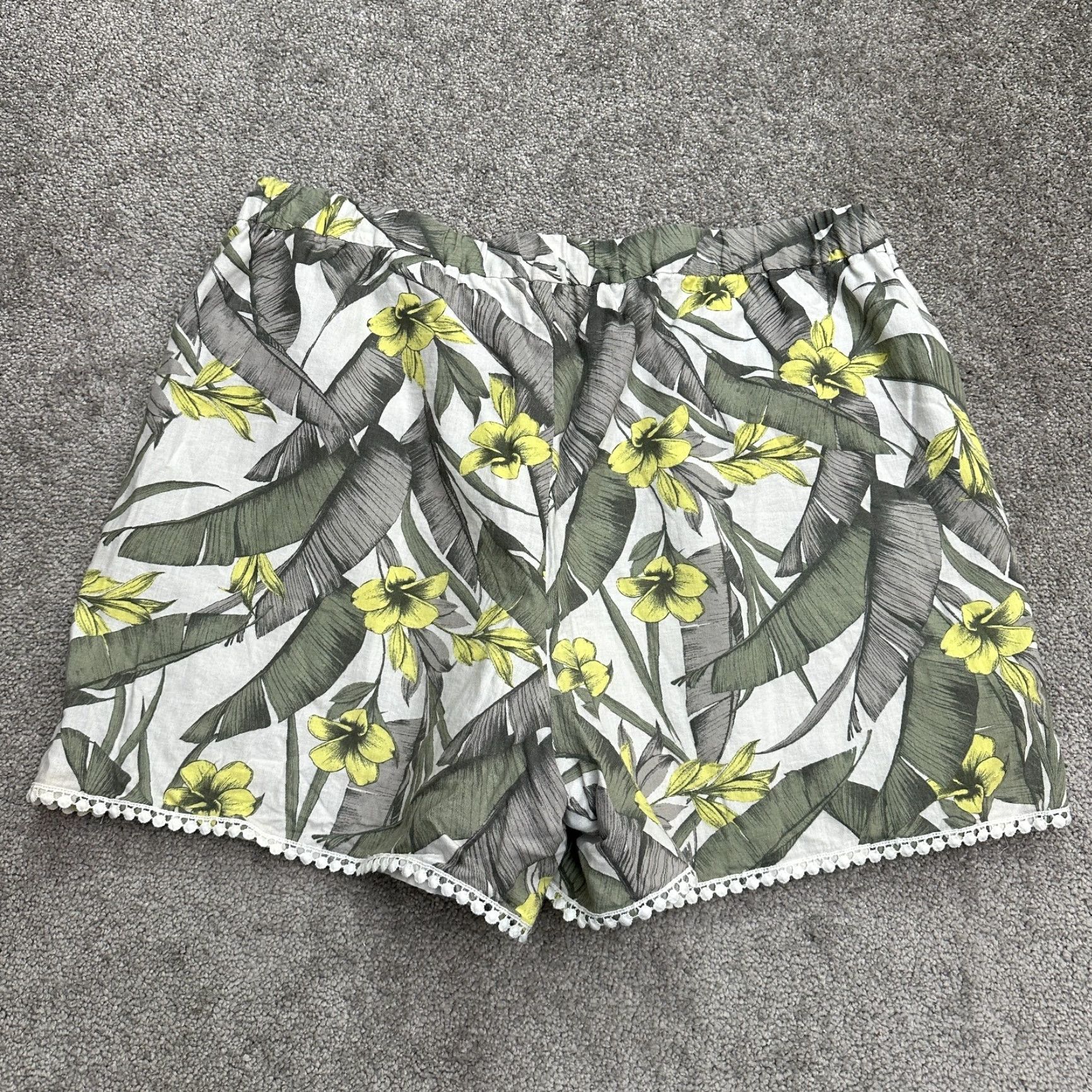 Banana Republic Banana Republic Shorts Casual Floral Linen Women XL Multicolor - High Rise, Pockets, 4" Inseam Size 40" / US 18 - 2 Thumbnail
