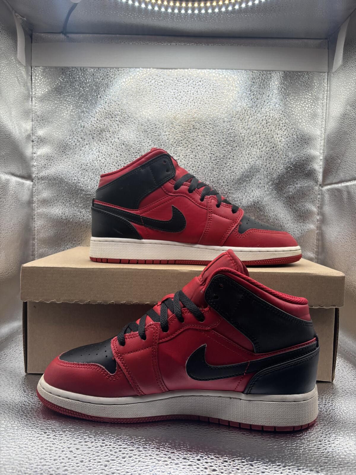 Jordan Brand Air Jordan 1 mid reverse red 2021 GS Size US 6 / EU 39 - 5 Thumbnail