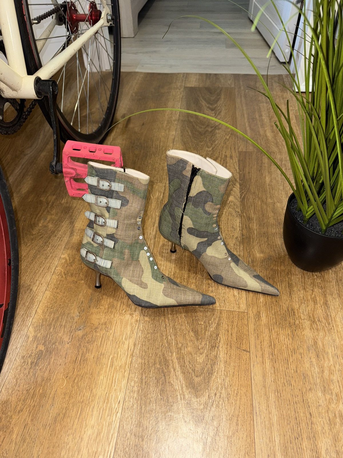 John Richmond JOHN RICHMOND MILITARY 2000s POINTED-TOE HEELS BOOTS Size US 6 / IT 36 - 1 Thumbnail