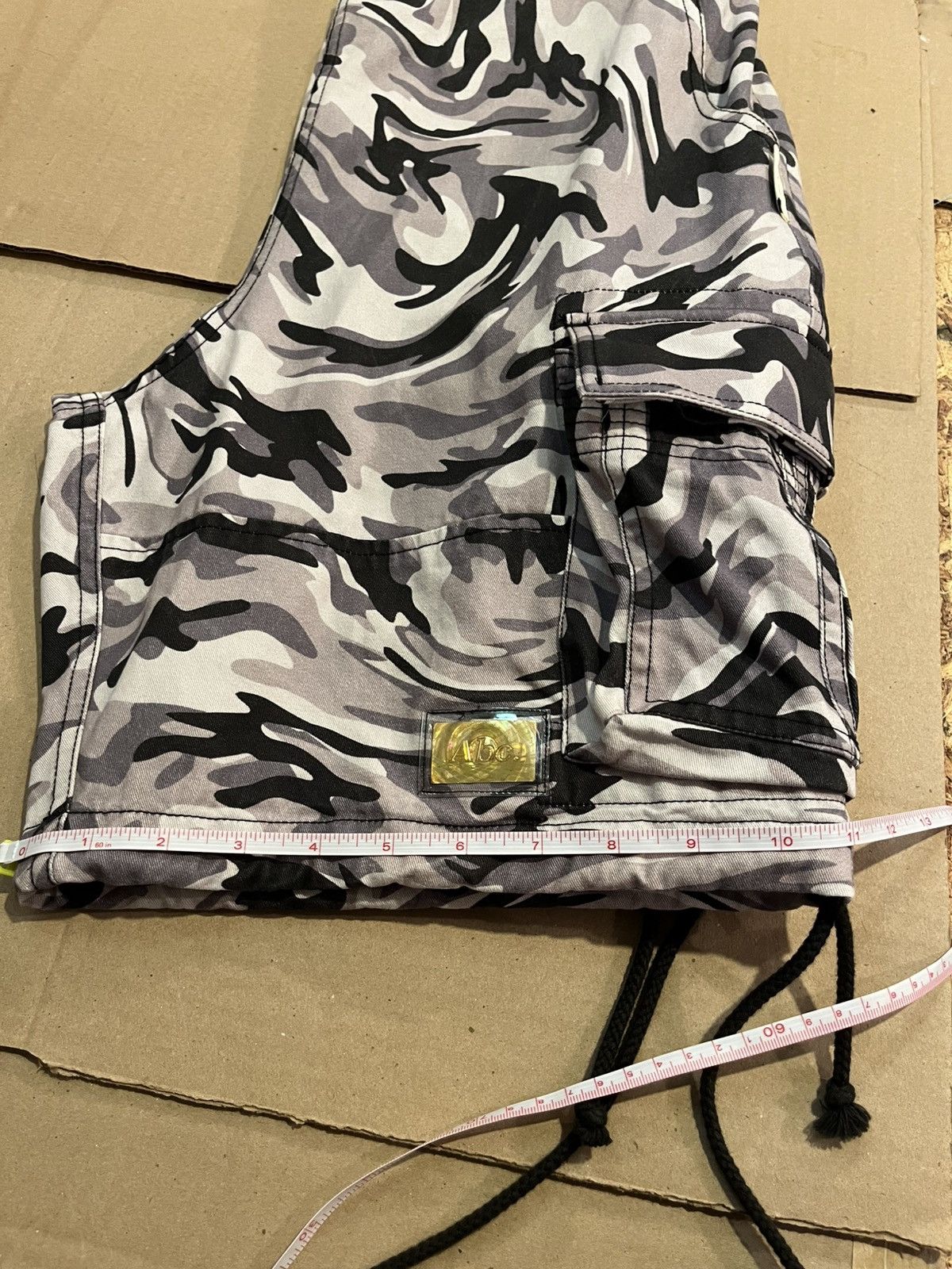 Advisory Board Crystals Camo cargo shorts Size US 29 - 5 Thumbnail
