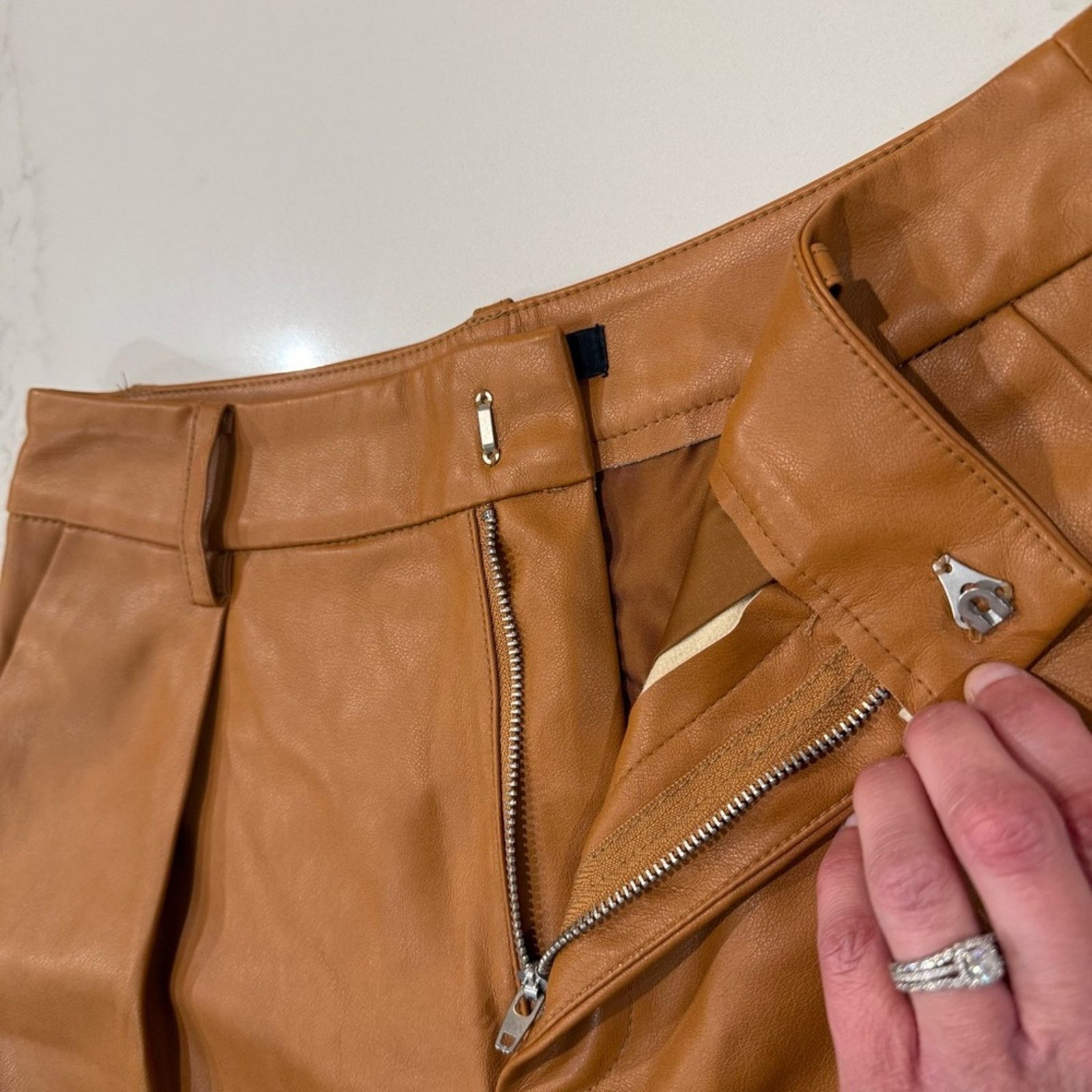7 For All Mankind 7 For All Mankind High Rise Vegan Leather Shorts Womens XS Size 26" / US 2 / IT 38 - 5 Thumbnail