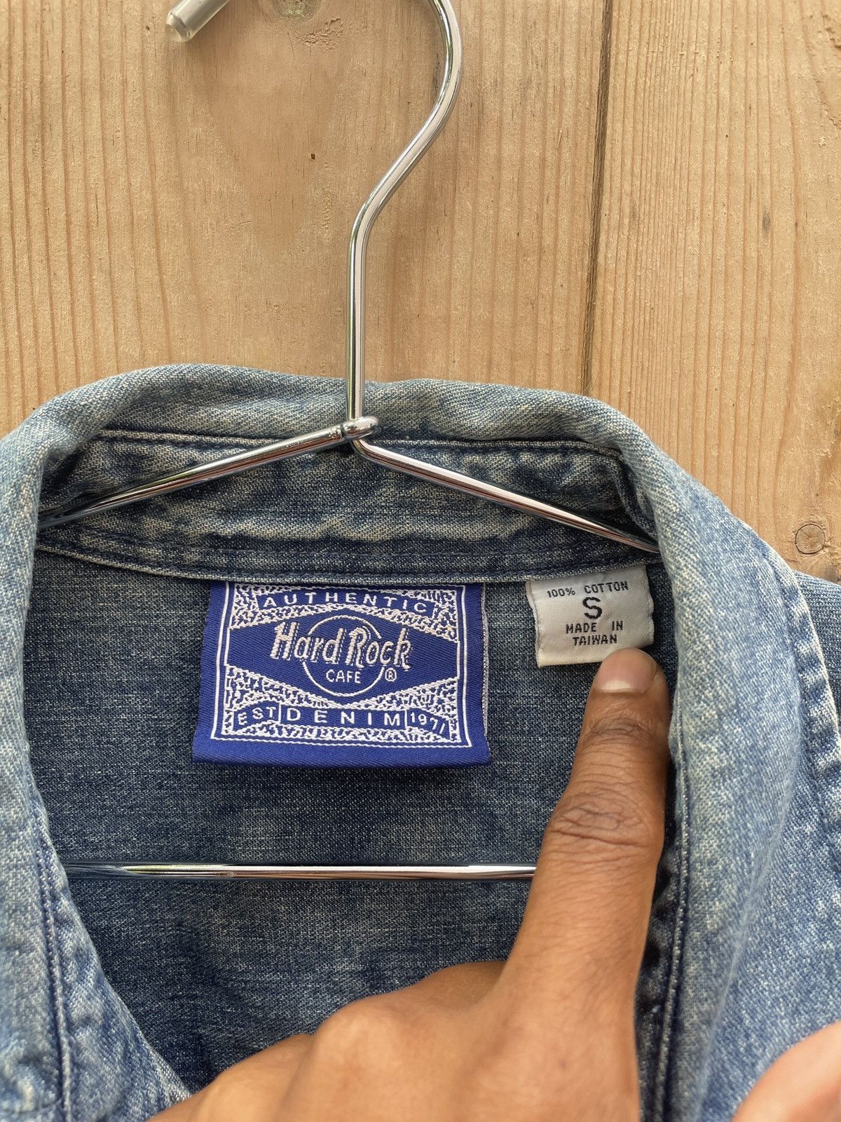 Hard Rock Cafe Custom Cropped Hard Rock Cafe denim buttonup Size US L / EU 52-54 / 3 - 5 Thumbnail
