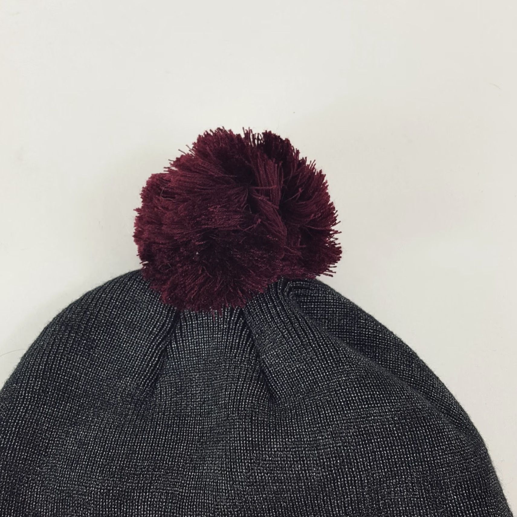 Nike VINTAGE Nike Football Beanie Hat Men One Size Red 90s Retro Winter Sport University Size ONE SIZE - 3 Thumbnail