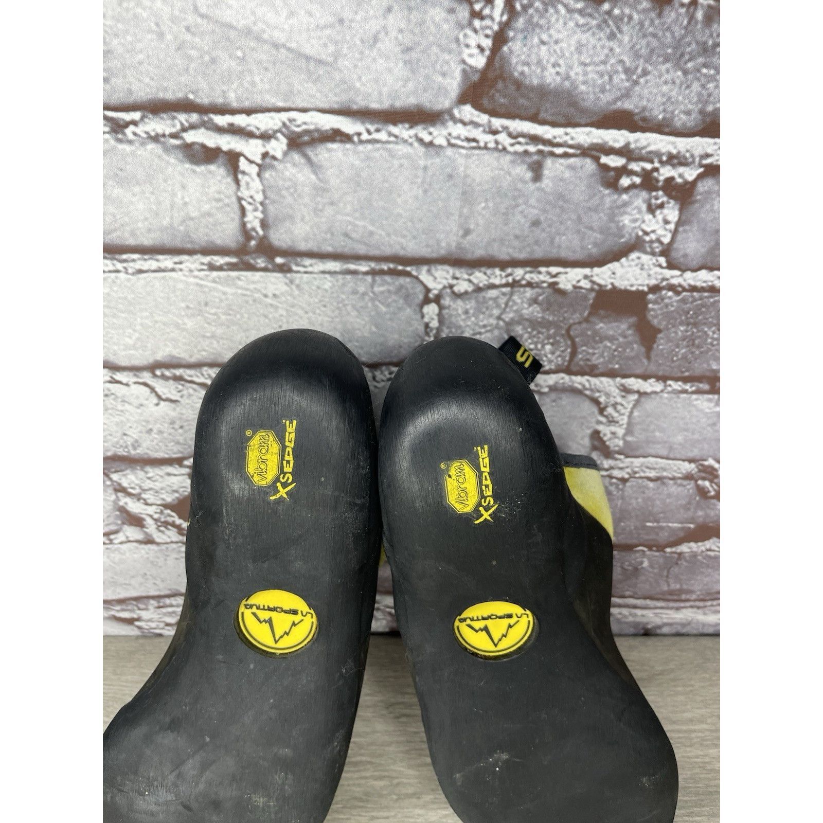 La Sportiva La Sportiva Vibram Miura Black Synthetic Yellow Climbing Sho Size US 10.5 / EU 43-44 - 20 Thumbnail