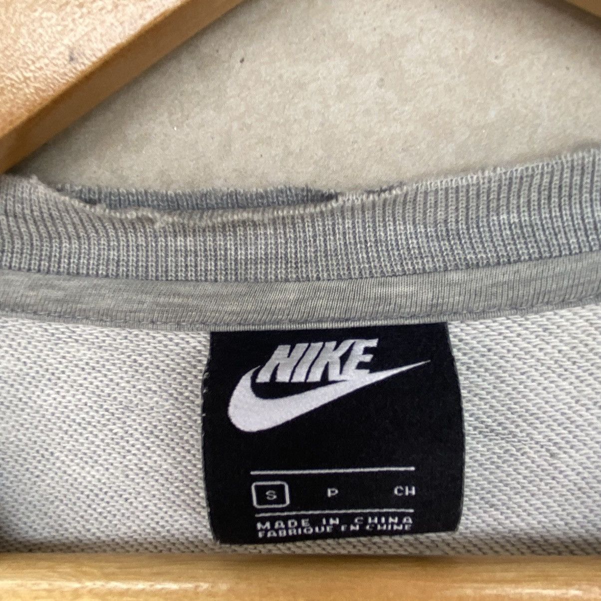 Other Vintage Nike Small Embroidered Crewneck Sweatshirt Gray Sz S Size US S / EU 44-46 / 1 - 5 Thumbnail
