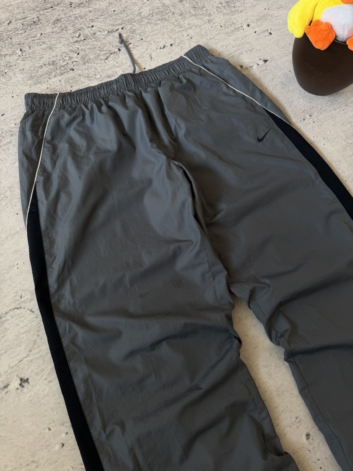 Nike × Vintage NIKE NYLON VINTAGE Y2K OVERSIZE BAGGY FIT PANTS SWEATPANTS Size US 34 / EU 50 - 4 Thumbnail