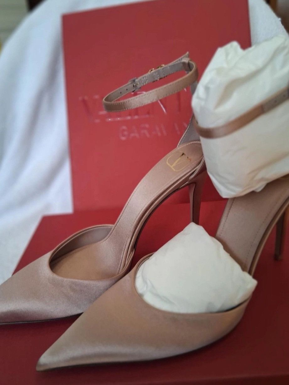 Valentino Valentino satin beige high heel pumps shoes Size US 8 / IT 38 - 10 Thumbnail