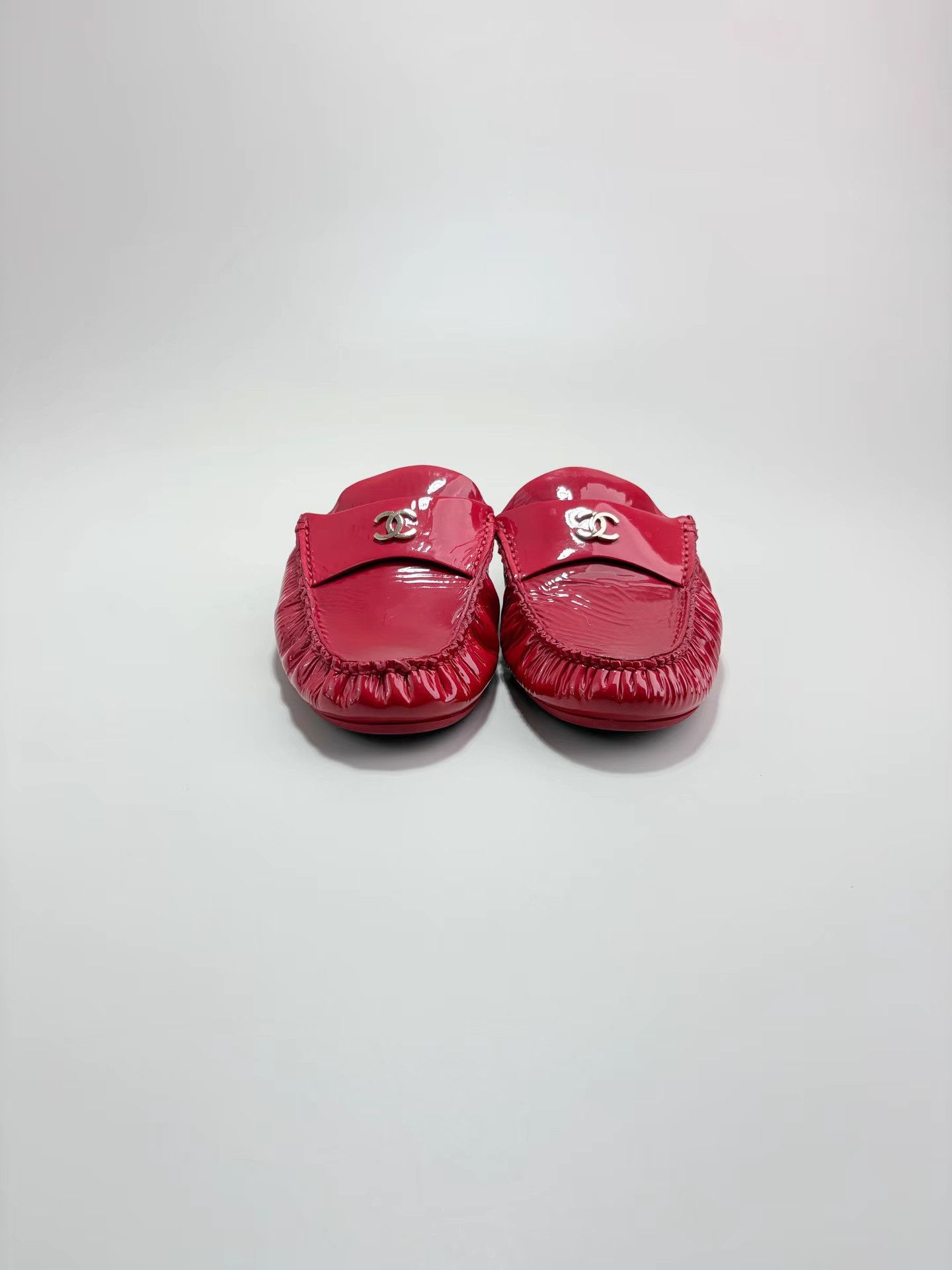 Chanel CHANEL Red Patent Leather Slippers K1 Size US 7.5 / IT 37.5 - 2 Thumbnail