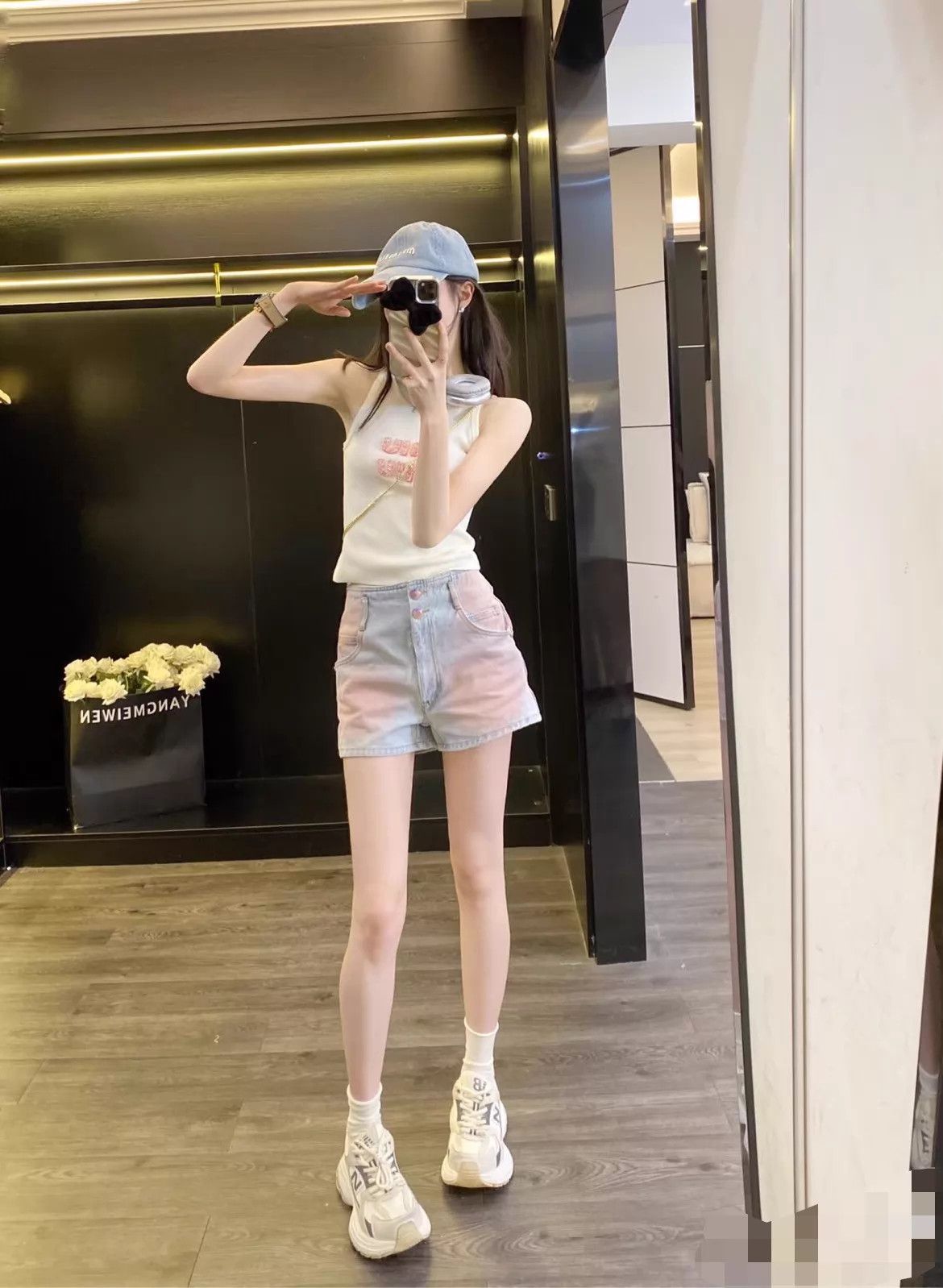 Chanel CHANEL Women's Gradient Blush Straight-Leg Denim Shorts Size 28" / US 6 / IT 42 - 7 Thumbnail