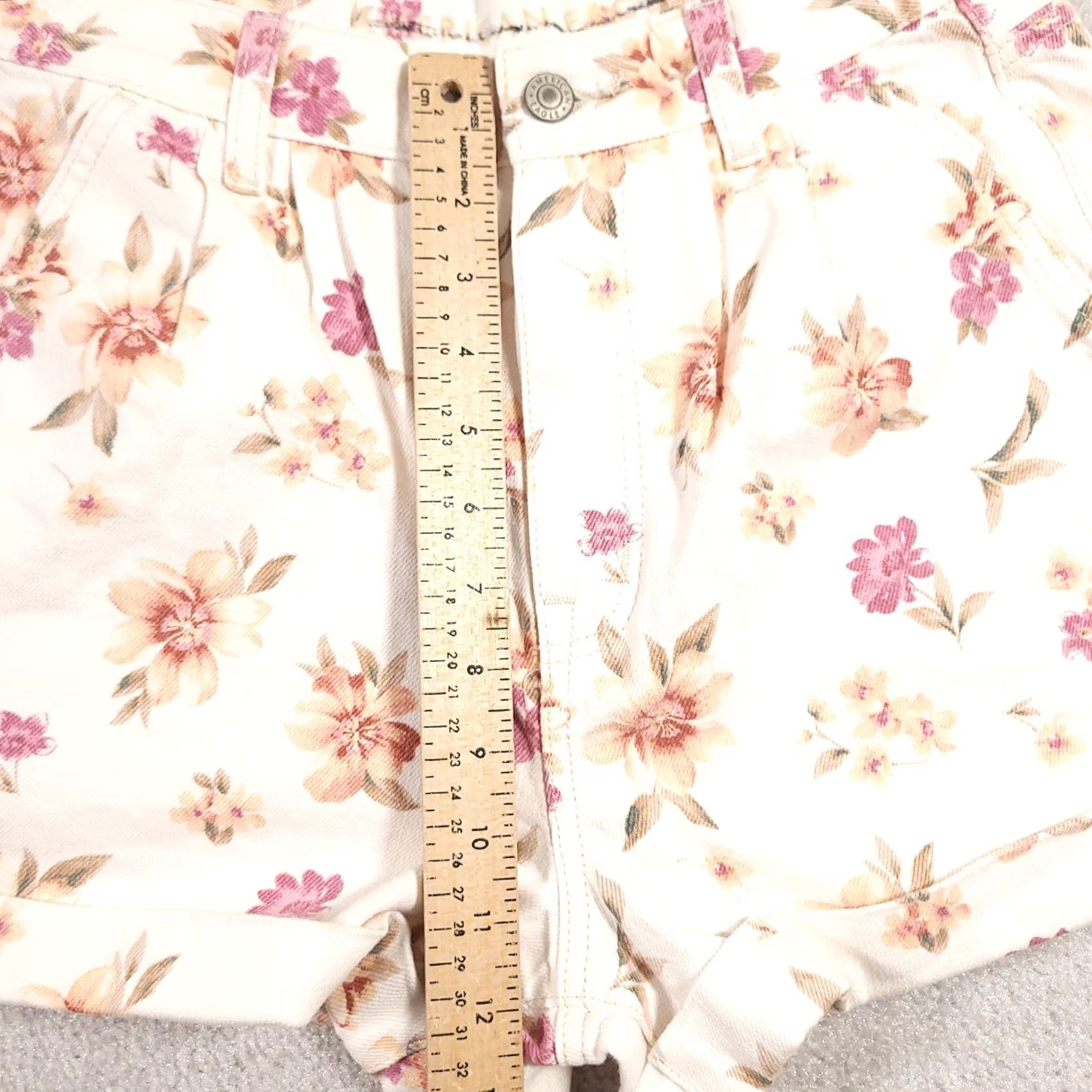 American Eagle Outfitters American Eagle Outfitters White Denim High Waisted Floral Mom Short Women's 6 Size 28" / US 6 / IT 42 - 6 Thumbnail