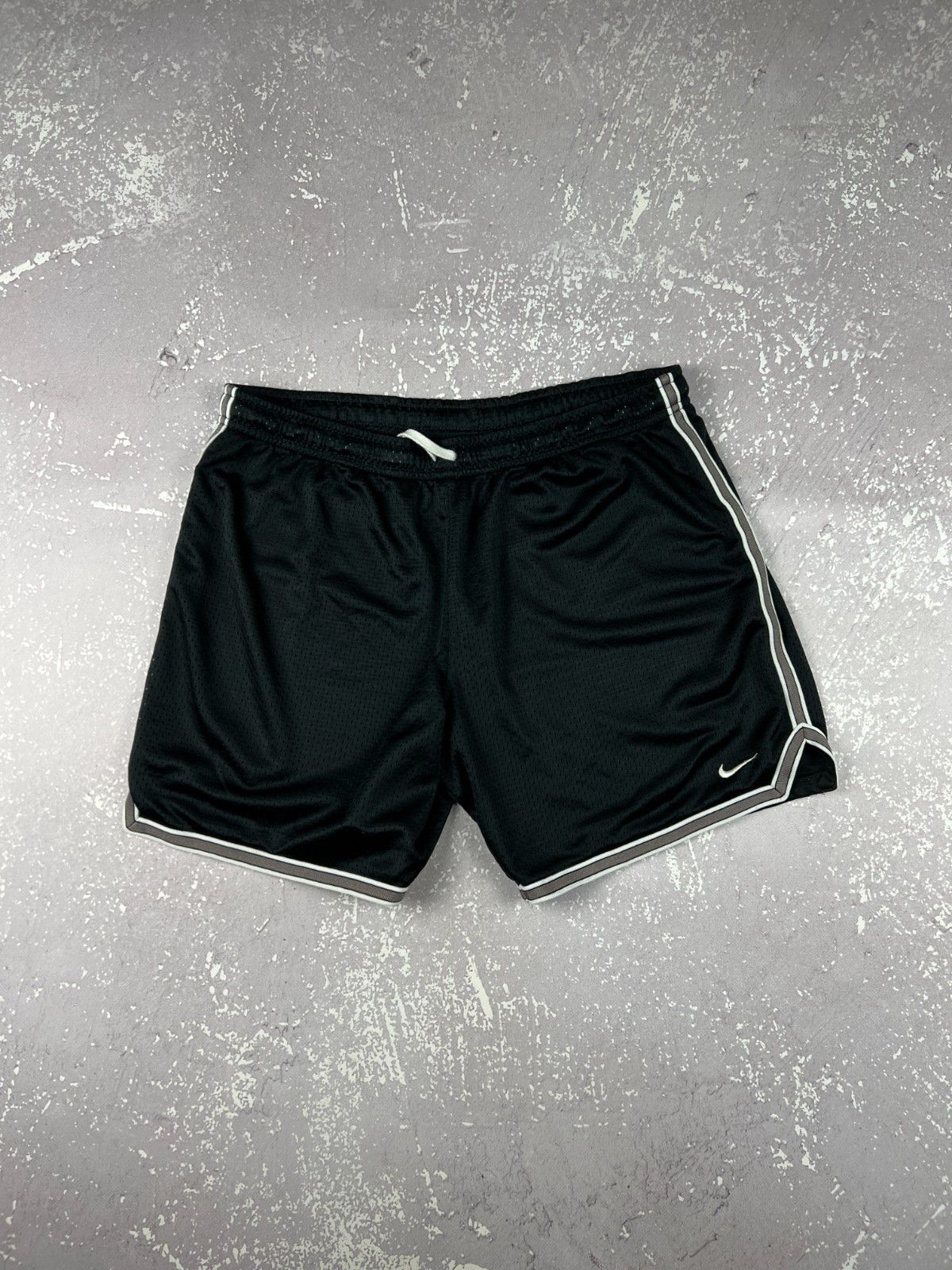 Nike Vintage Nike Basketball Shiny Shorts Mens M Black Size US 32 / EU 48 - 1 Thumbnail