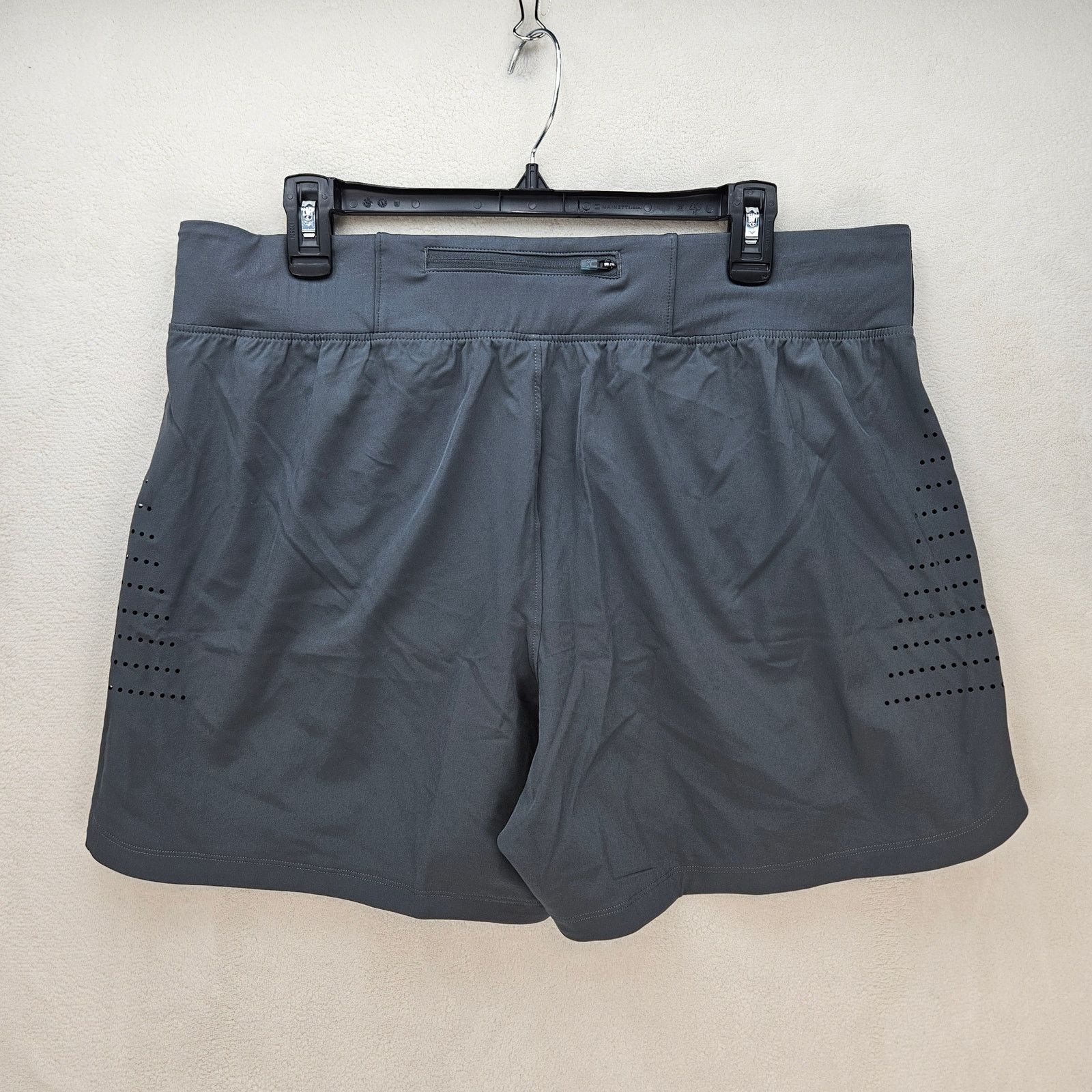 Under Armour UNDER ARMOUR MEN'S XL SPEEDPOCKET 5" INSEAM BLACK SHORTS Size US 35 - 5 Thumbnail