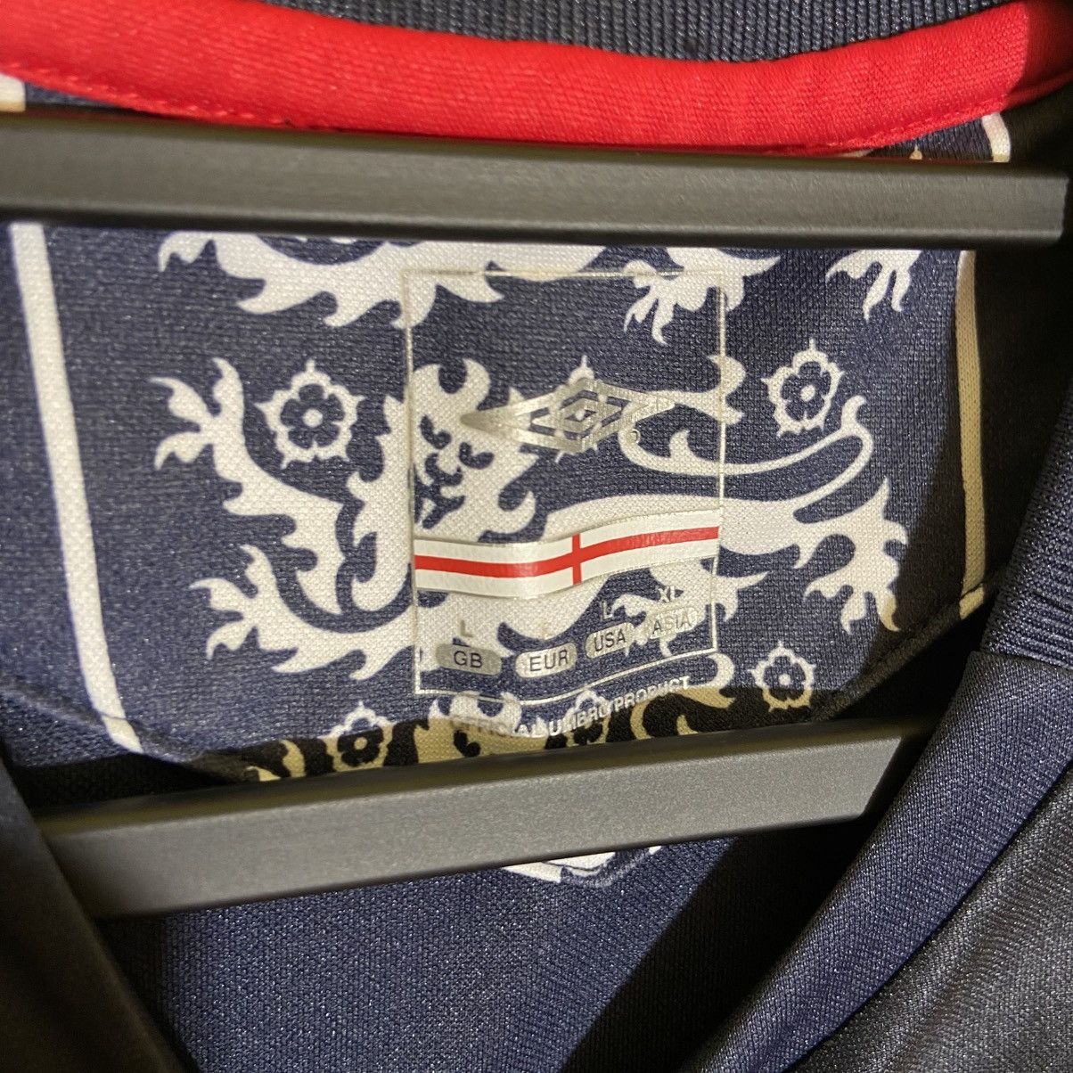 Umbro Umbro England Jersey 2000s Navy Gradient – Size L Size US L / EU 52-54 / 3 - 6 Thumbnail