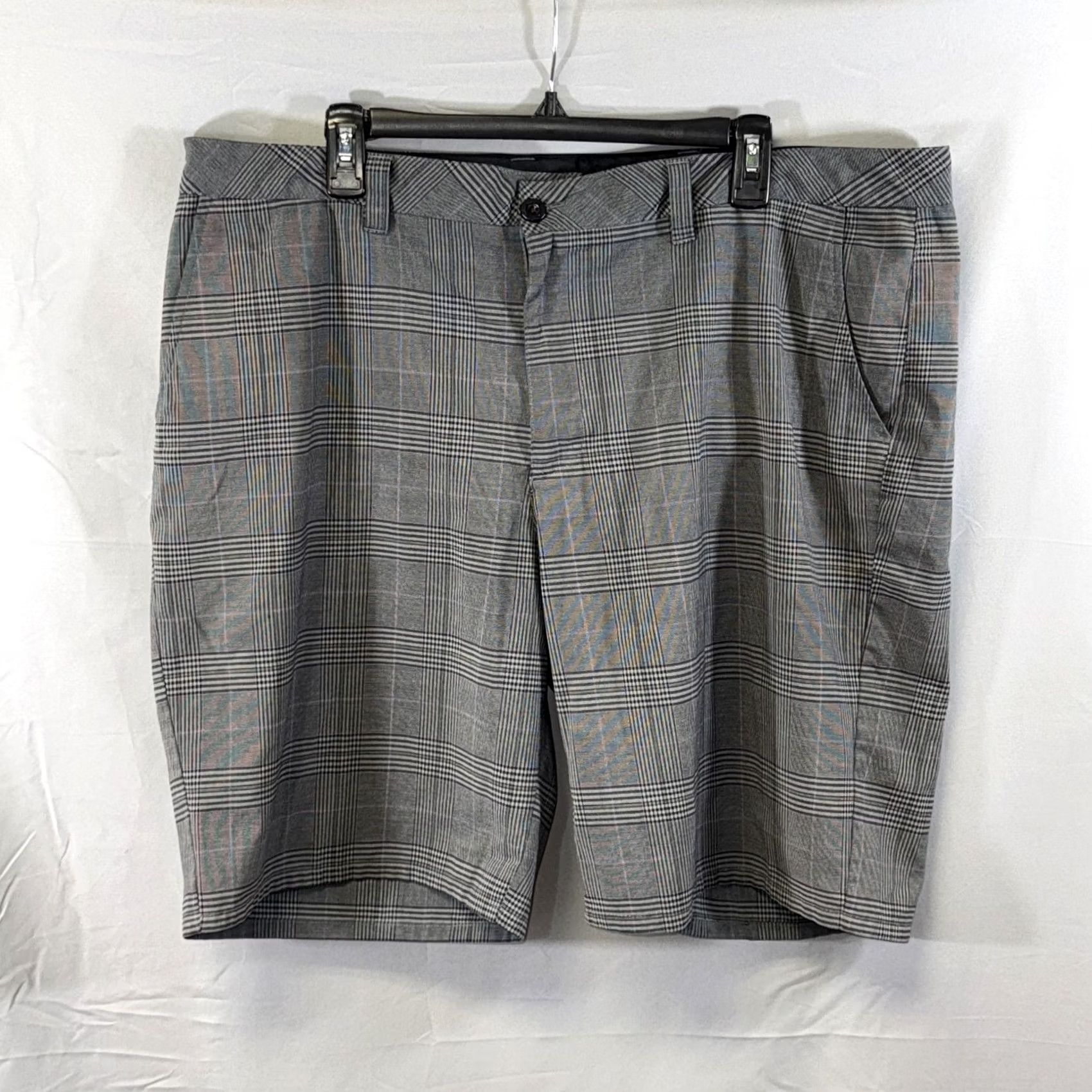TravisMathew VINTAGE Travis Mathew Shorts Mens 40 Gray Plaid Golf Stretch Performance Casual Dress Size US 40 / EU 56 - 2 Thumbnail