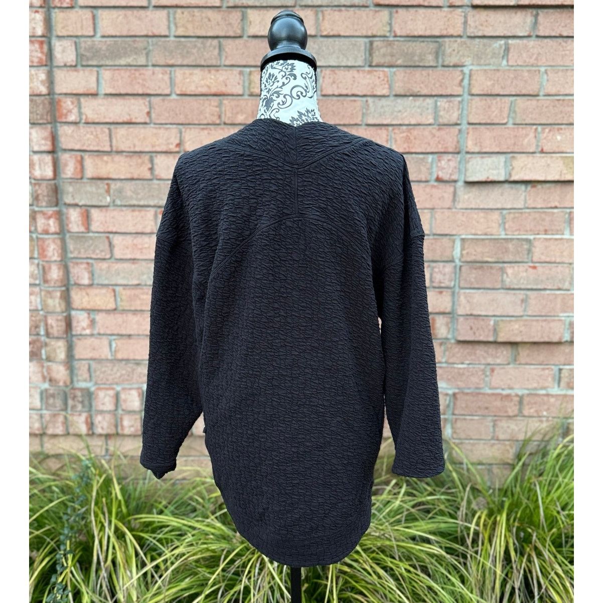 Lululemon EUC Women's Lululemon Black Rippled V-Neck Sweatshirt Size 4 Size S / US 4 / IT 40 - 6 Thumbnail